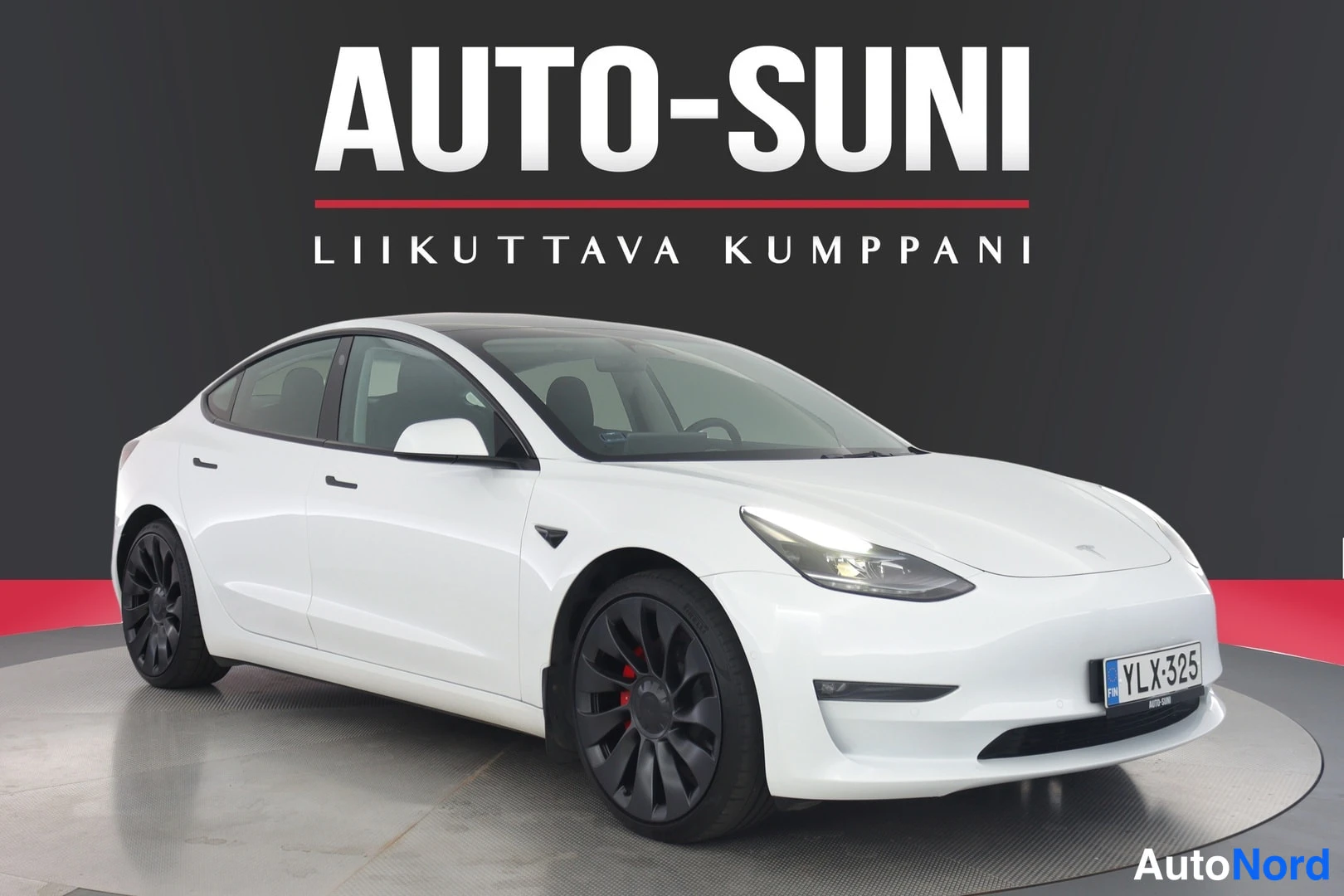 Valkoinen Tesla Model 3 2022, etuviisto, keula oikealle, kuva 3