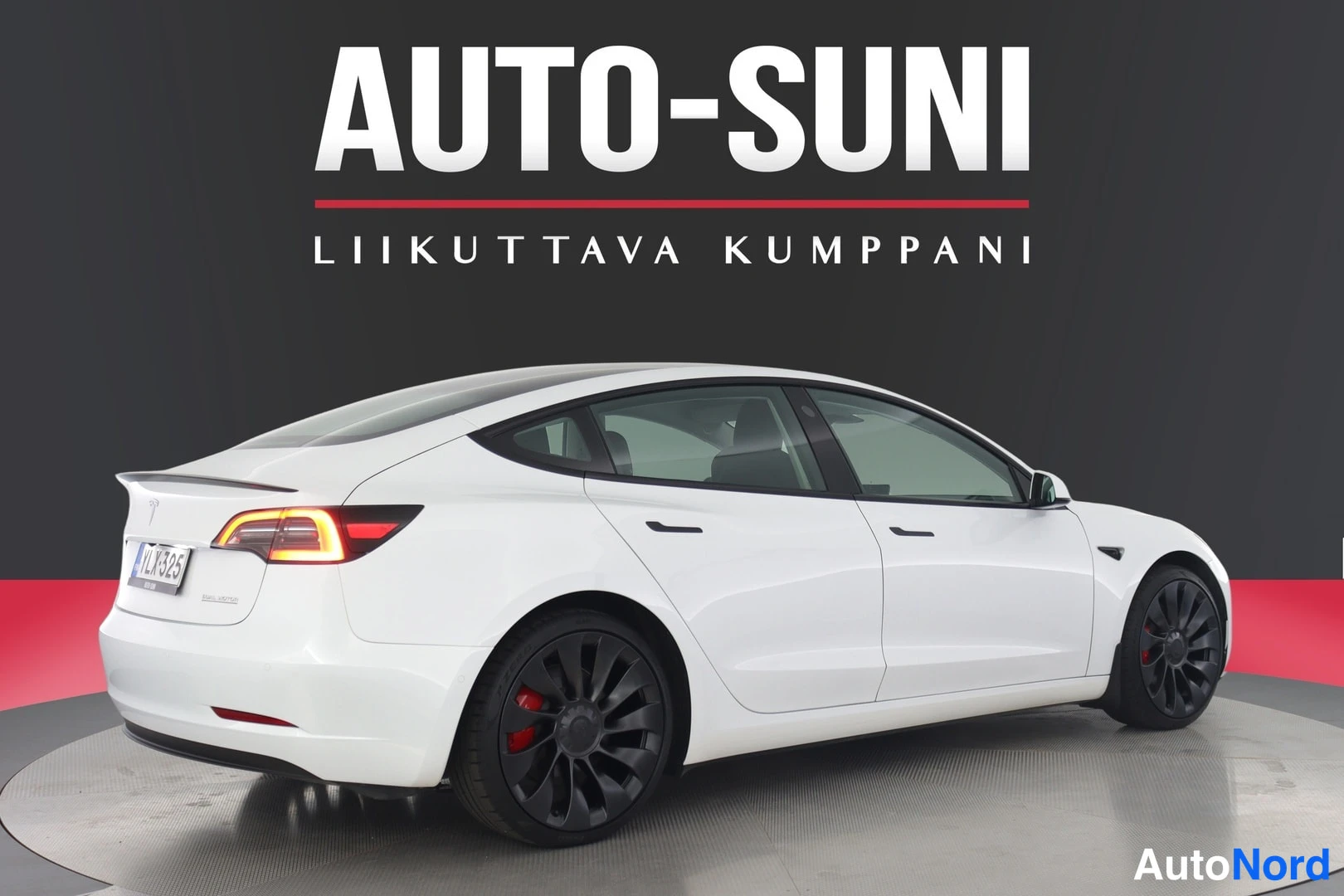 Valkoinen Tesla Model 3 2022, takaviisto, kuva 5
