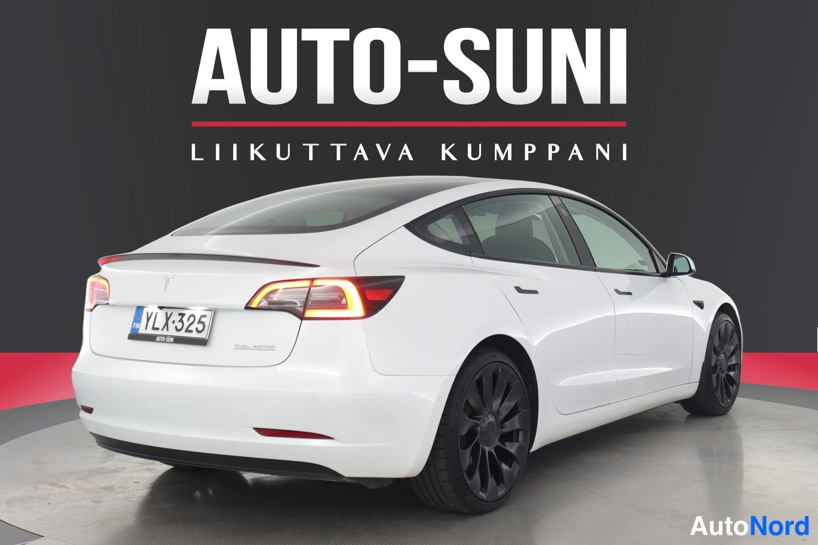 Valkoinen Tesla Model 3 2022, takaviisto, kuva 6
