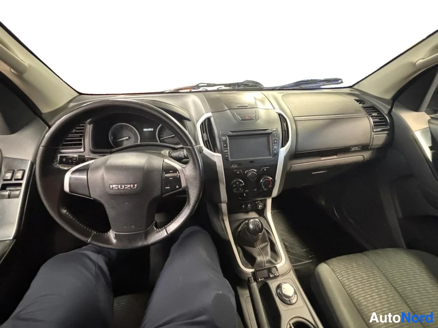 Harmaa Isuzu D-Max 2018, ohjaamo, kuva 10