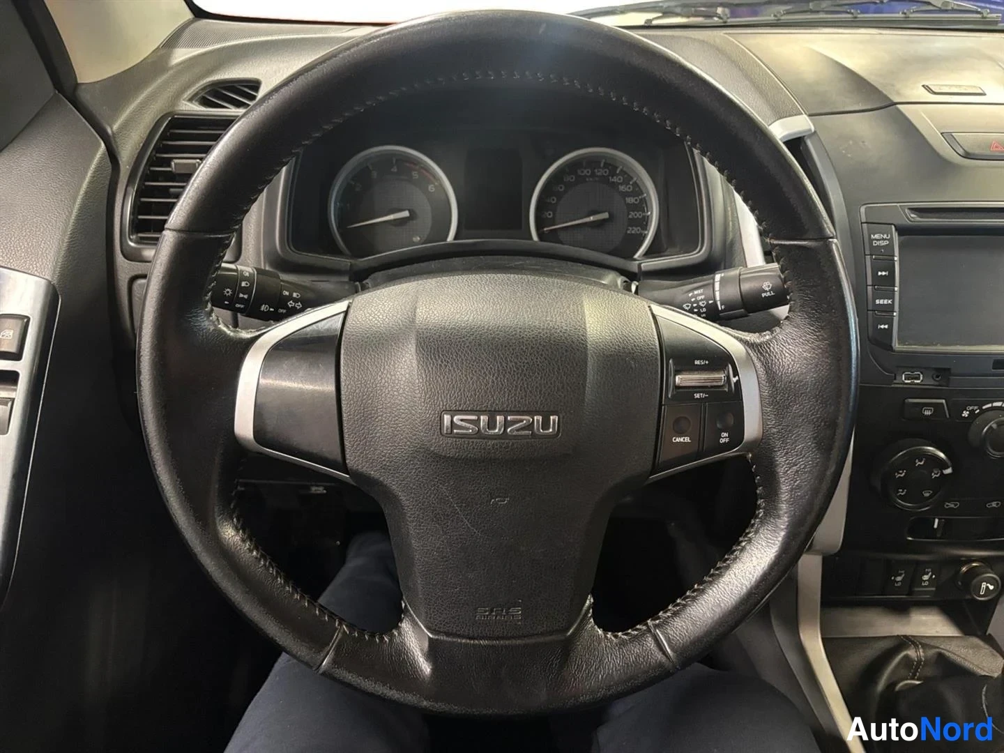 Harmaa Isuzu D-Max 2018, ohjaamo, kuva 11