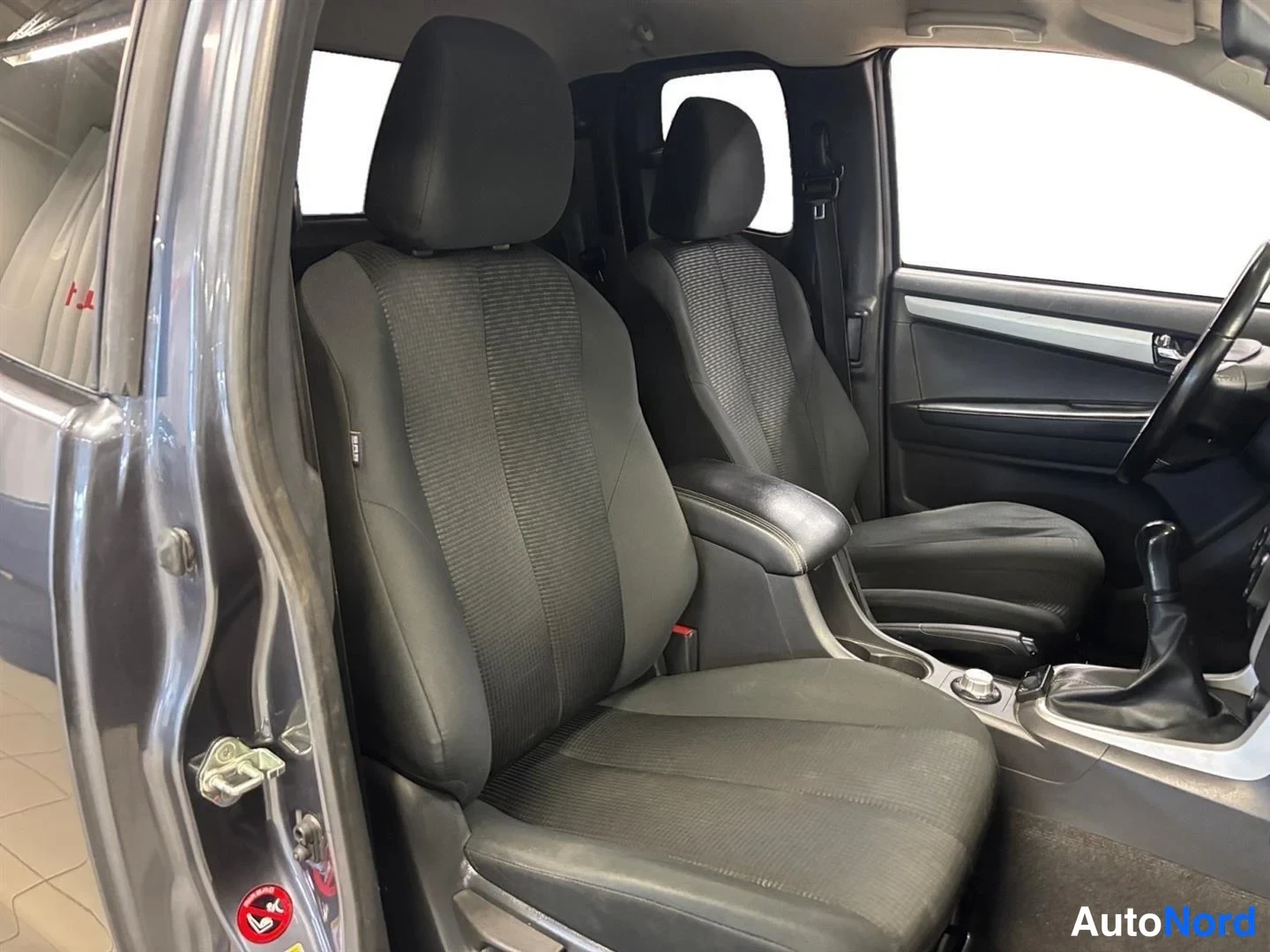 Harmaa Isuzu D-Max 2018, kuva 22