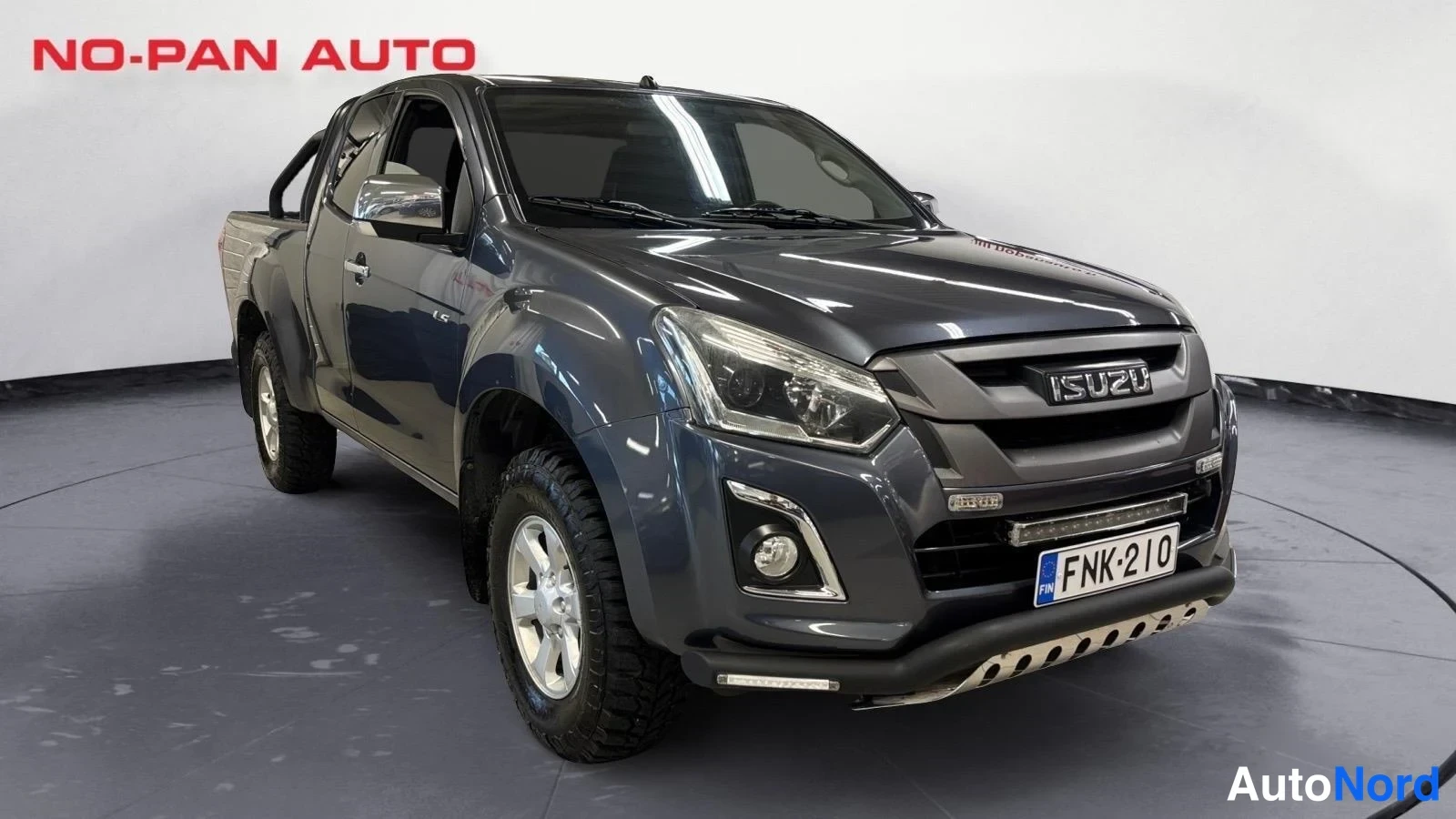 Harmaa Isuzu D-Max 2018, etuviisto, keula oikealle, kuva 2