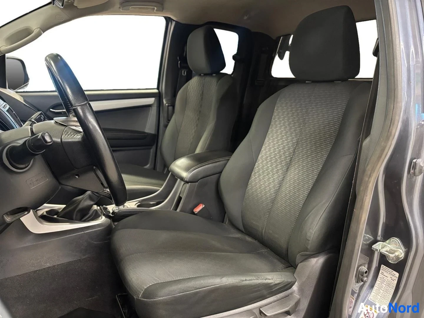 Harmaa Isuzu D-Max 2018, etuistuimet, kuva 13