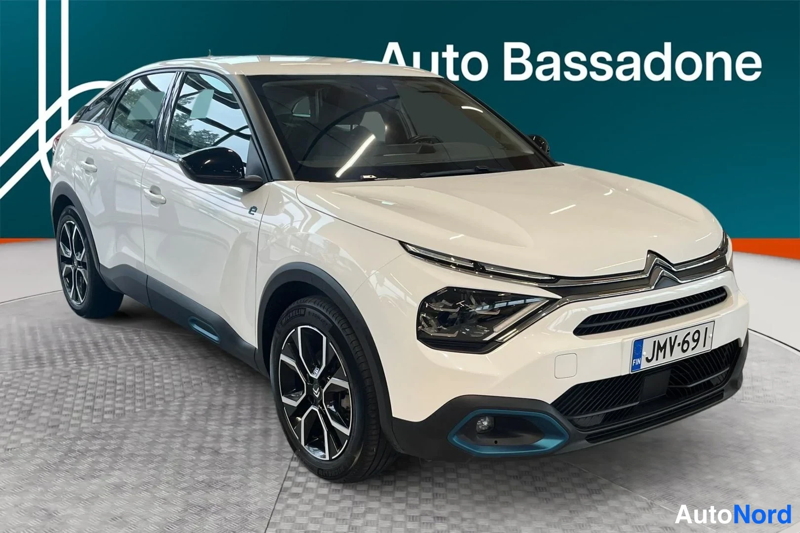 Valkoinen Citroen E-c4 2023, etuviisto, keula oikealle, kuva 2