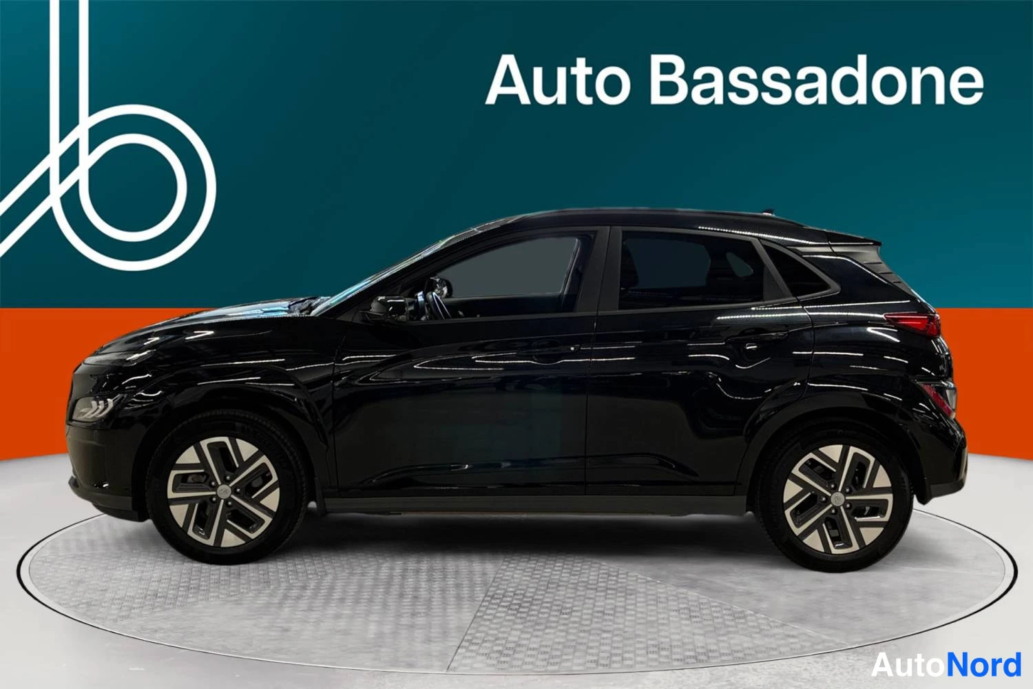Musta Hyundai Kona Electric 2023, sivulta, kuva 4