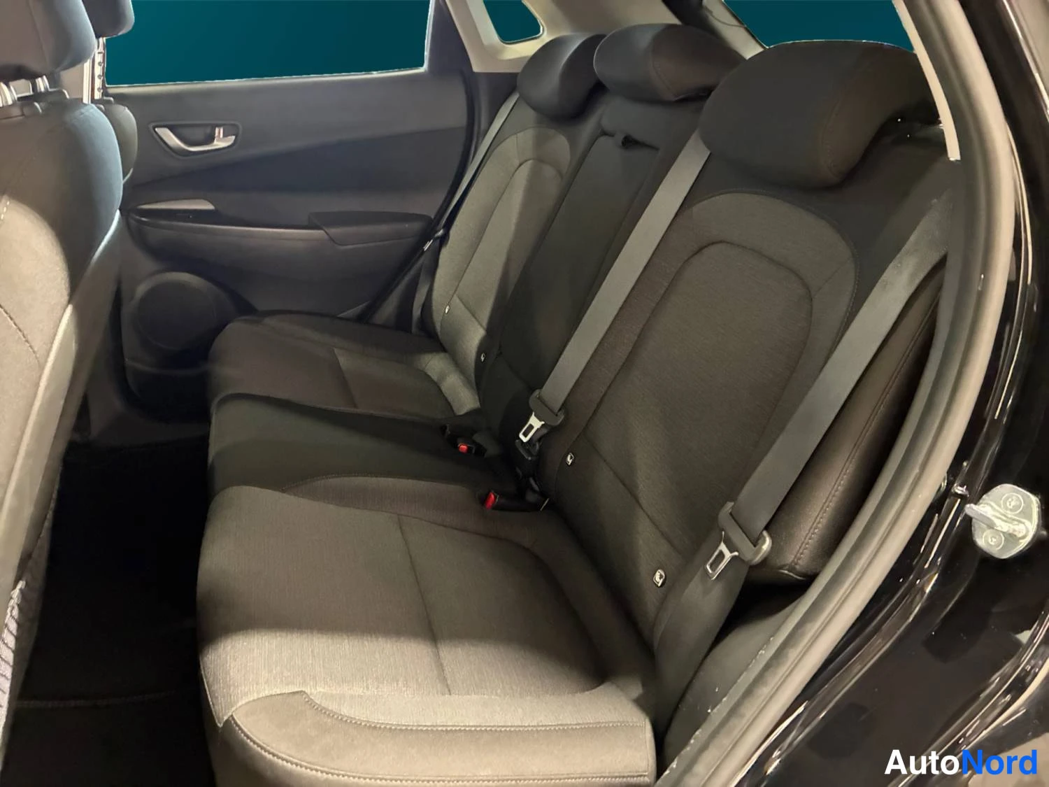Musta Hyundai Kona Electric 2023, takaistuimet, kuva 12