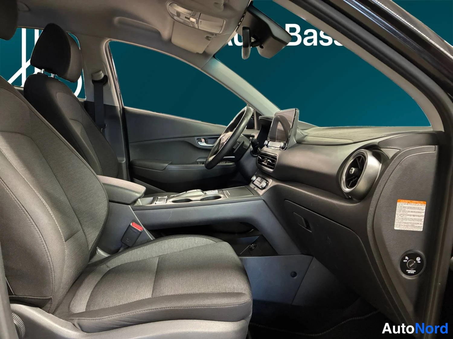 Musta Hyundai Kona Electric 2023, ohjaamo, kuva 11