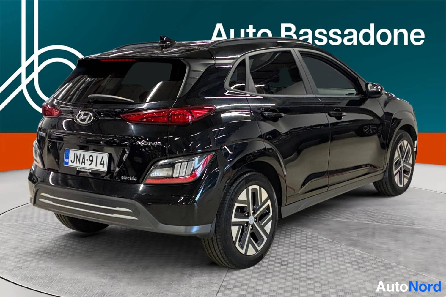 Musta Hyundai Kona Electric 2023, takaviisto, kuva 6