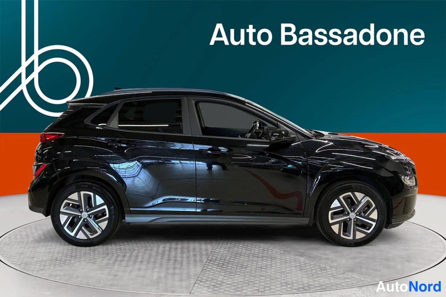Musta Hyundai Kona Electric 2023, sivulta, kuva 5