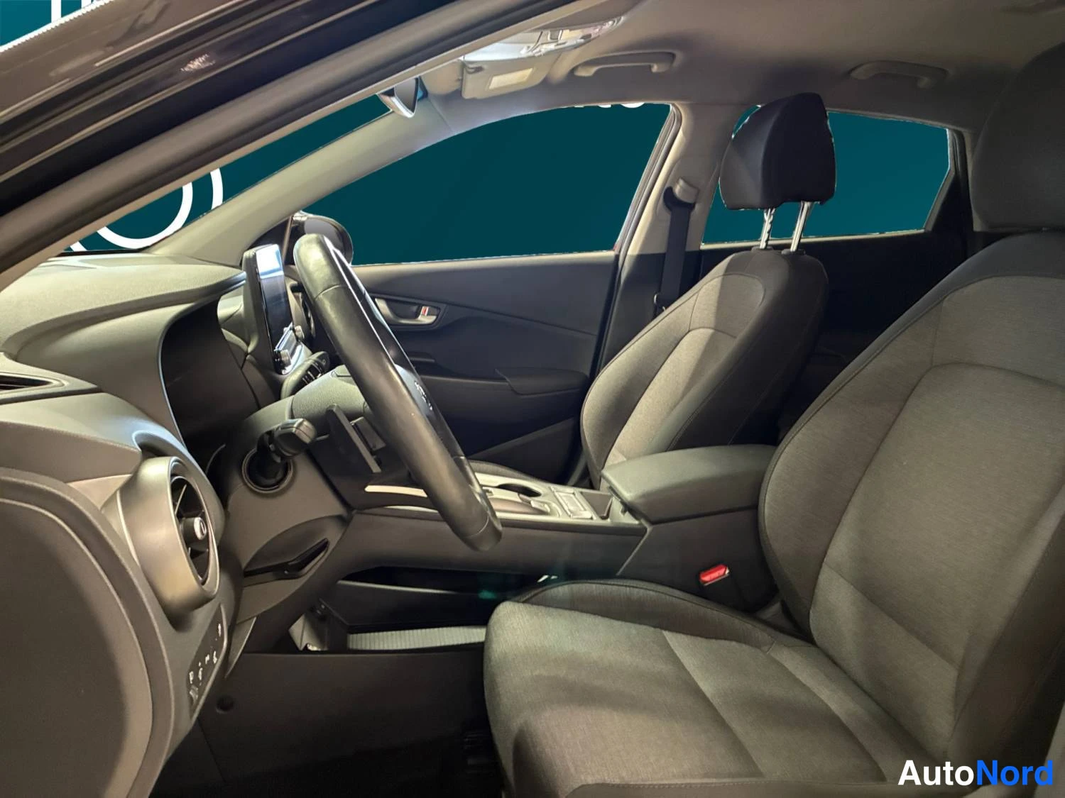 Musta Hyundai Kona Electric 2023, ohjaamo, kuva 9