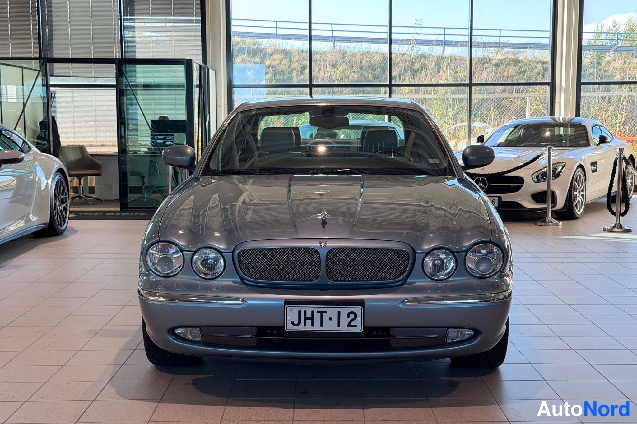 Harmaa Jaguar XJR 2004, edestä, kuva 4