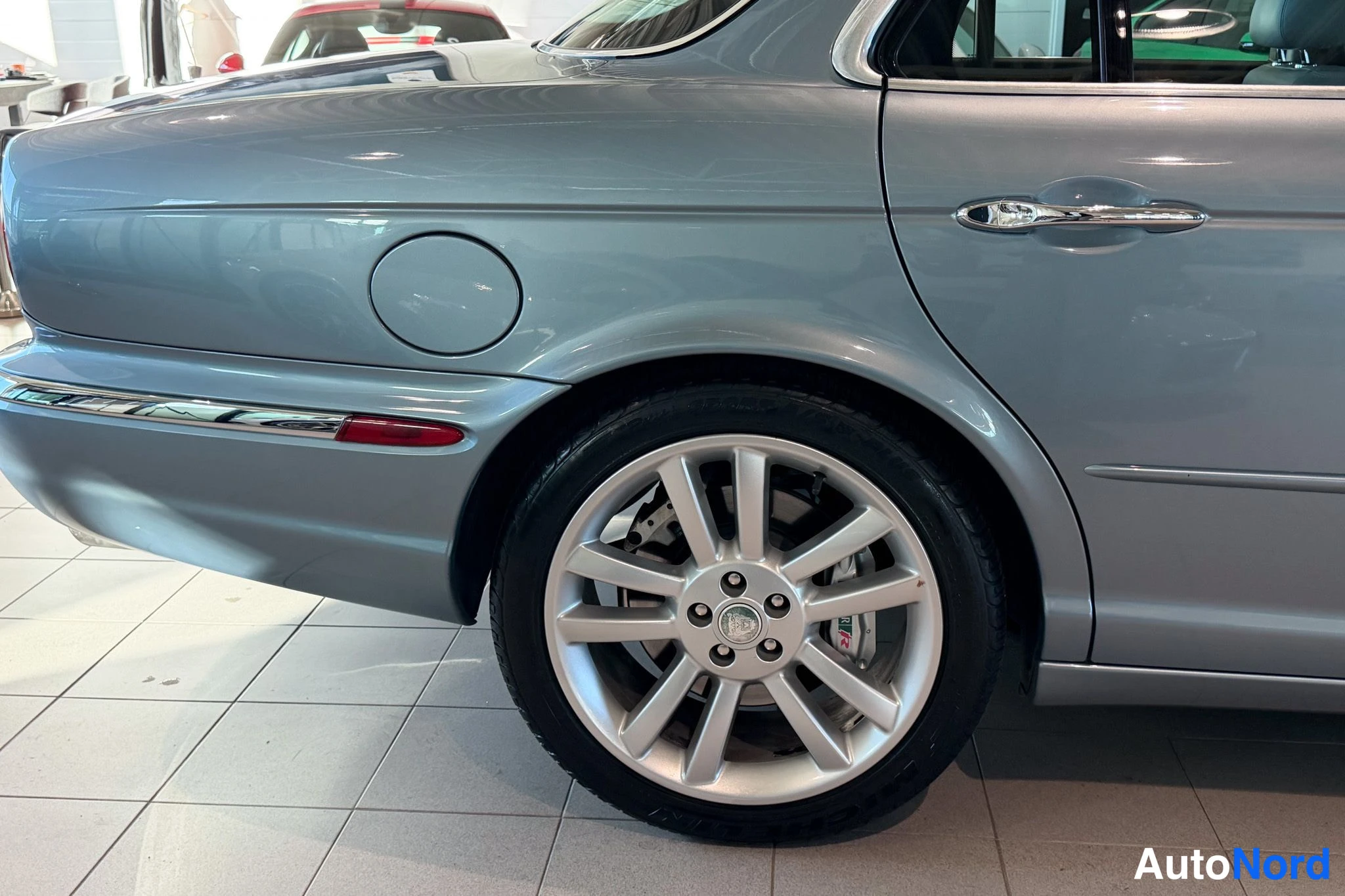 Harmaa Jaguar XJR 2004, takaviisto, kuva 7