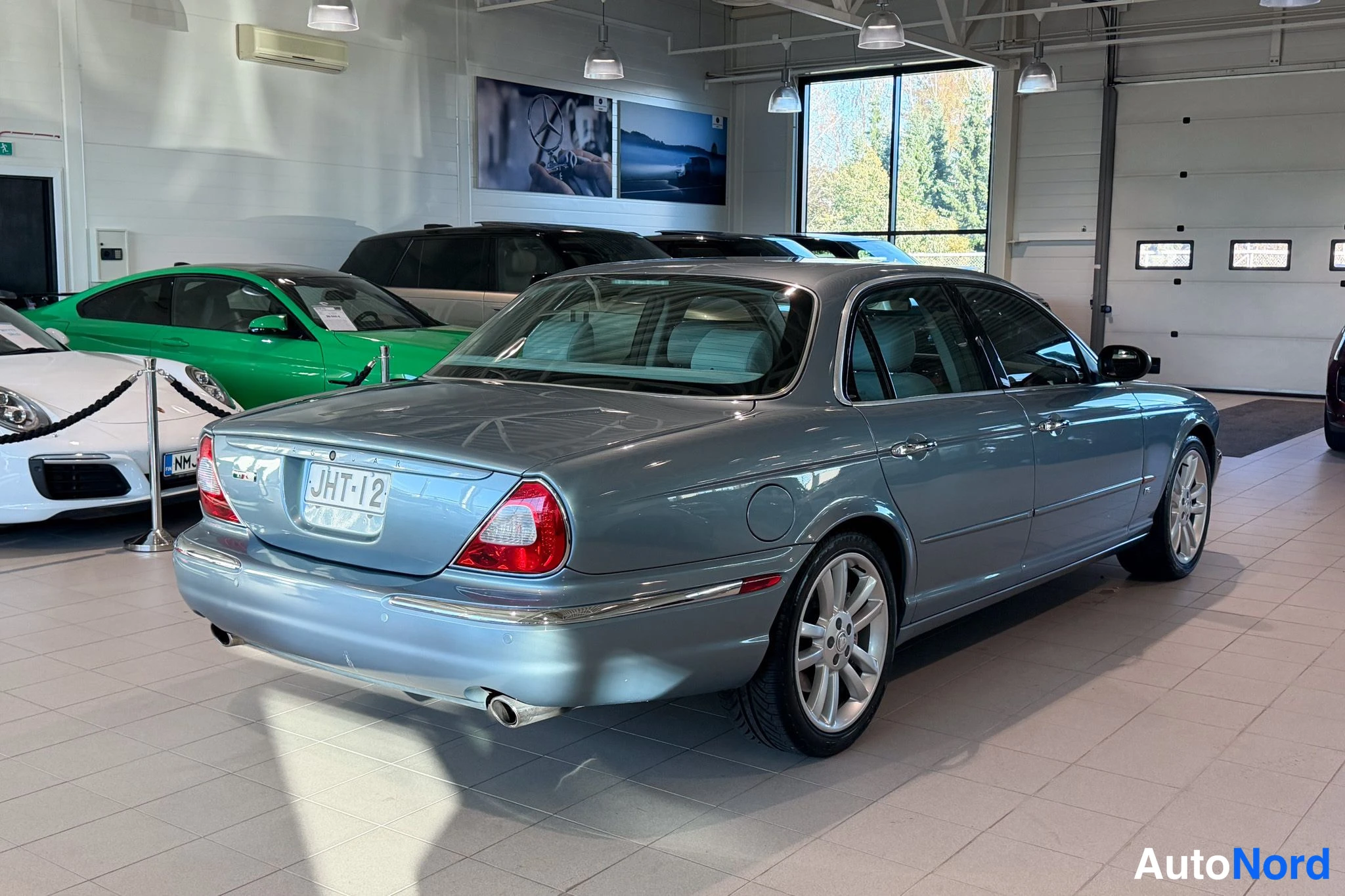 Harmaa Jaguar XJR 2004, takaviisto, kuva 8