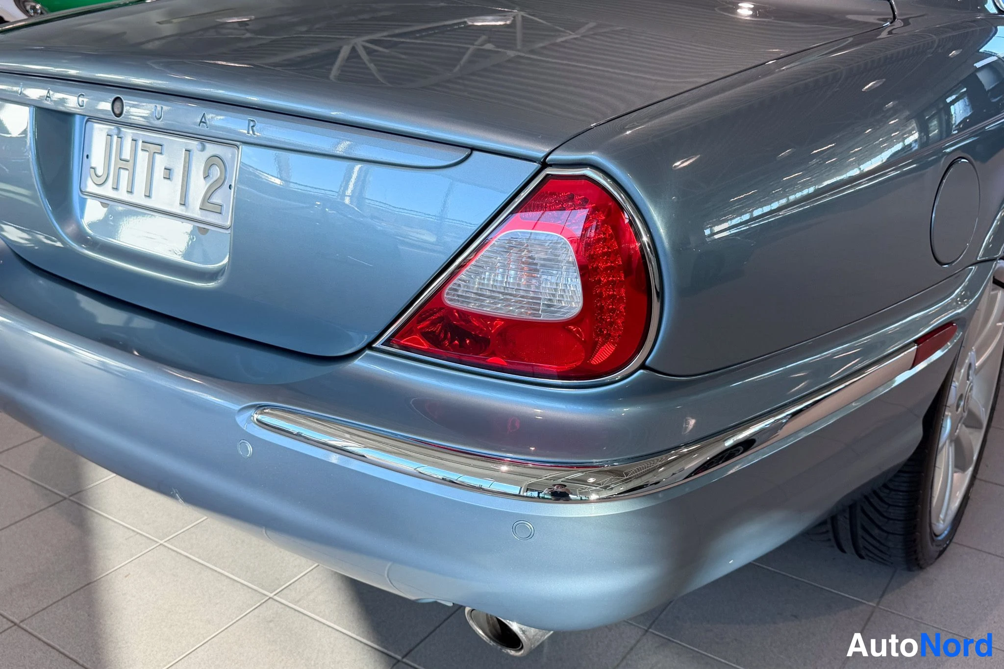 Harmaa Jaguar XJR 2004, yksityiskohta, kuva 23