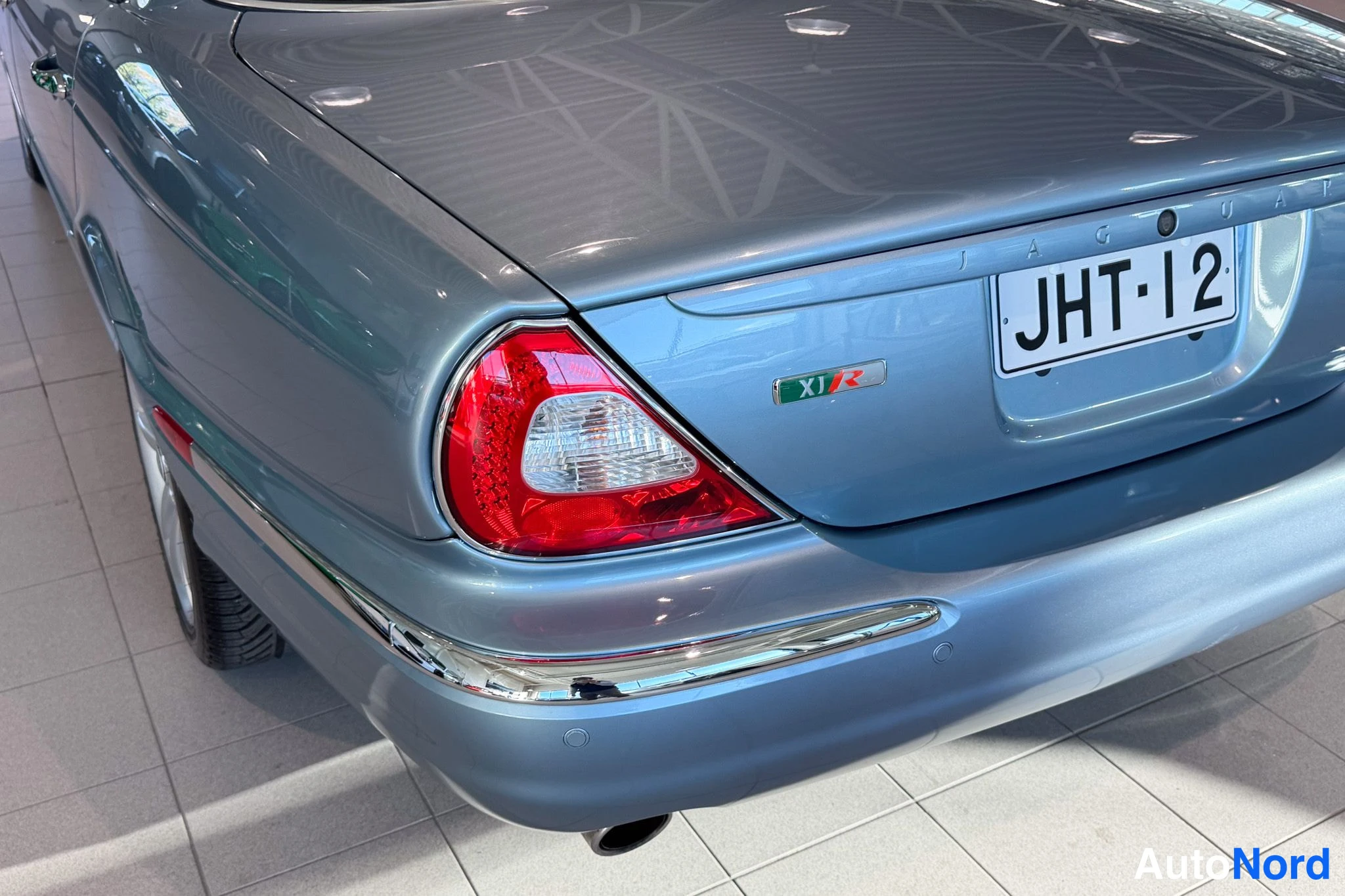 Harmaa Jaguar XJR 2004, yksityiskohta, kuva 24