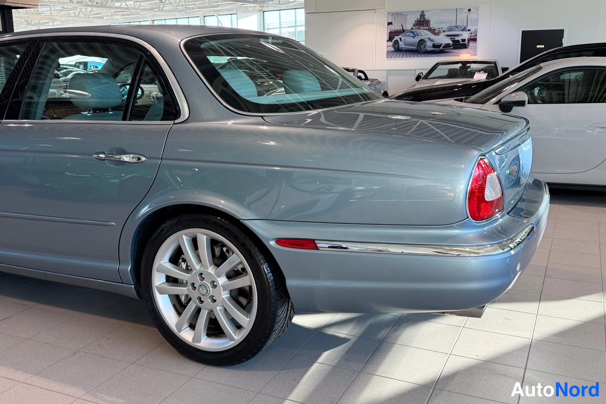 Harmaa Jaguar XJR 2004, takaviisto, kuva 9