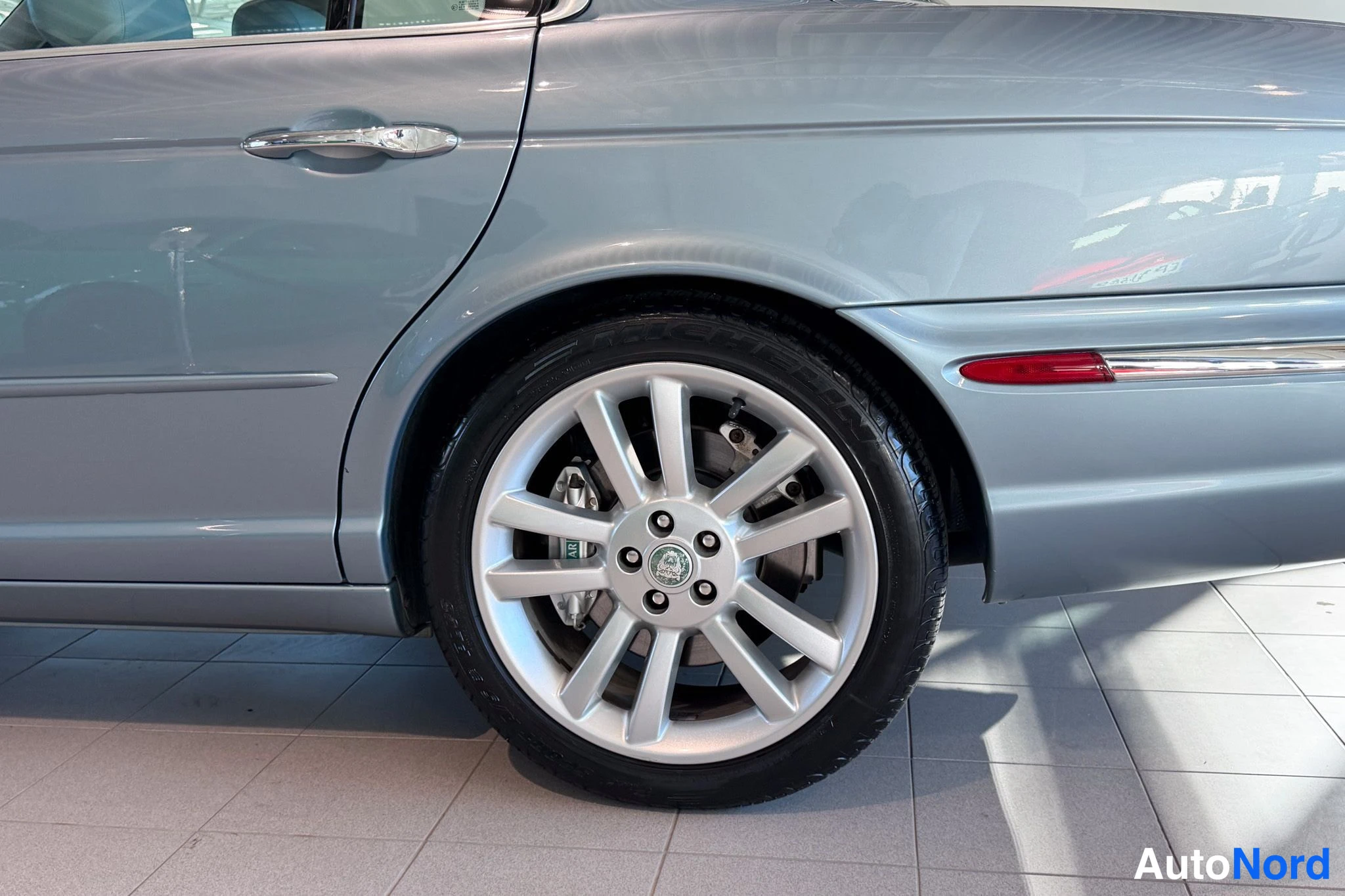 Harmaa Jaguar XJR 2004, yksityiskohta, kuva 25