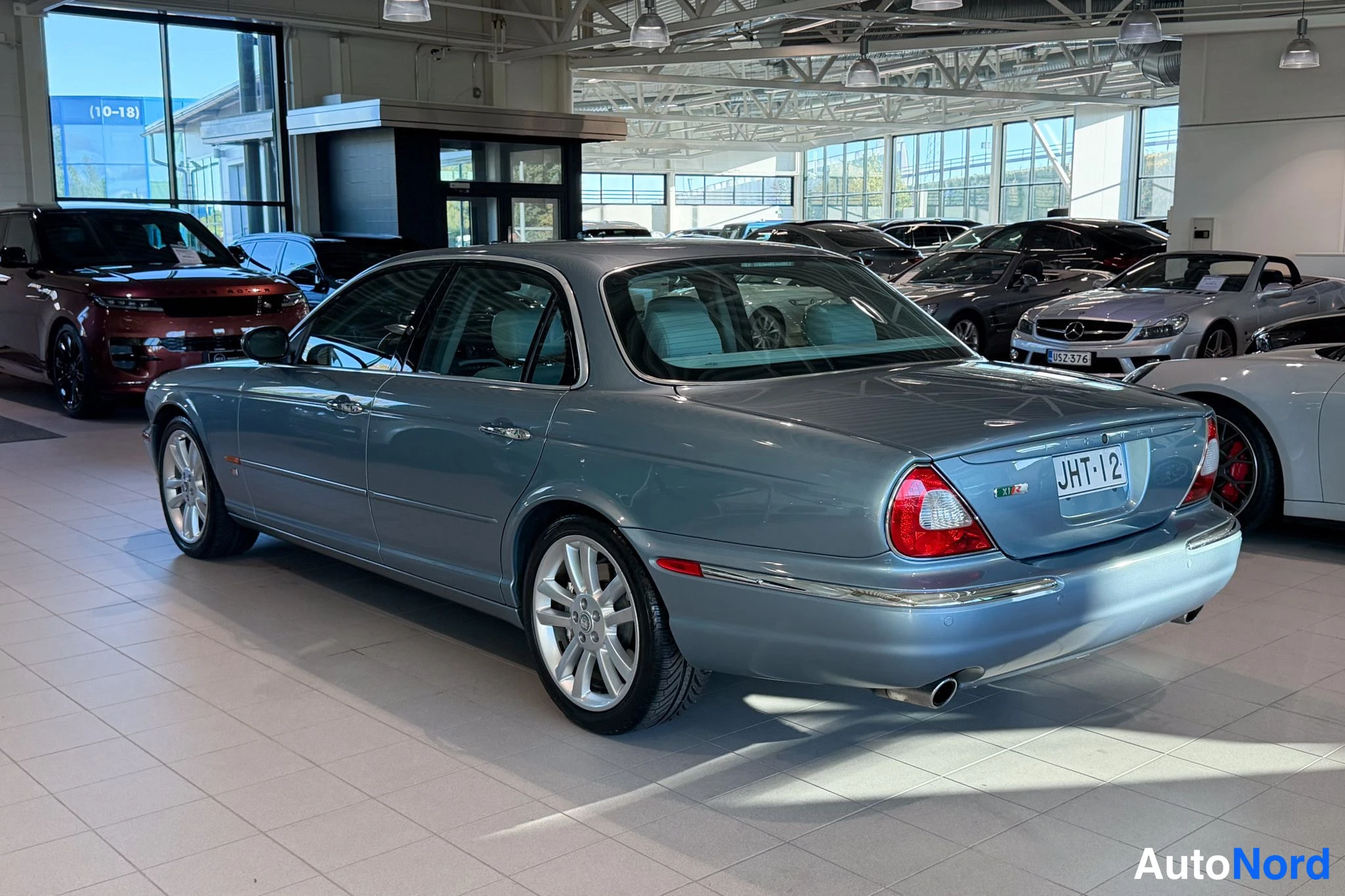 Harmaa Jaguar XJR 2004, takaviisto, kuva 10