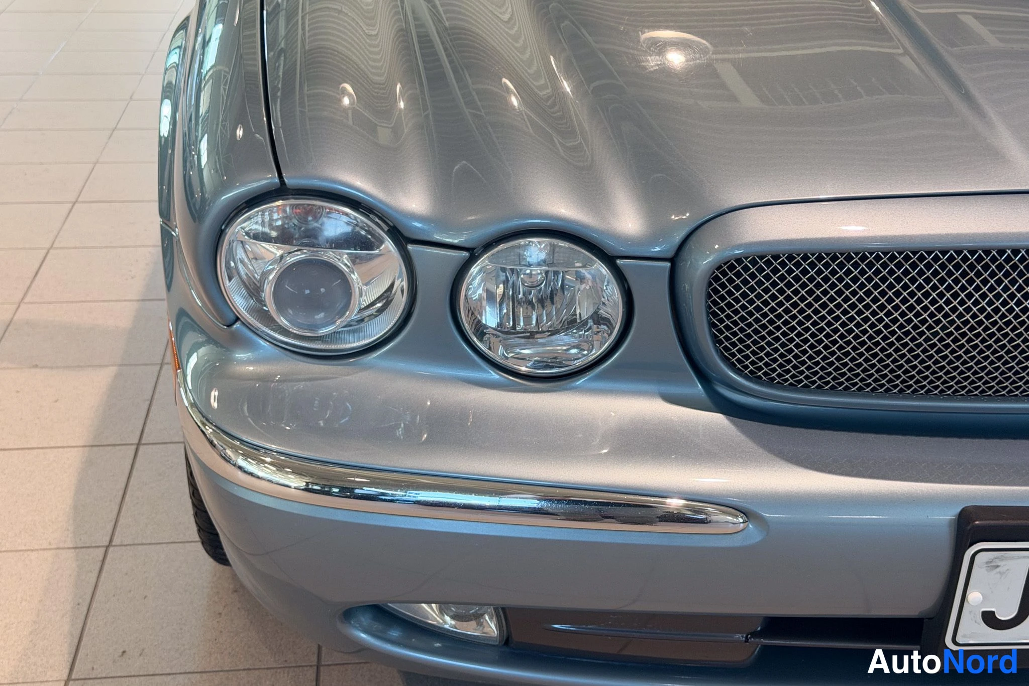 Harmaa Jaguar XJR 2004, yksityiskohta, kuva 17