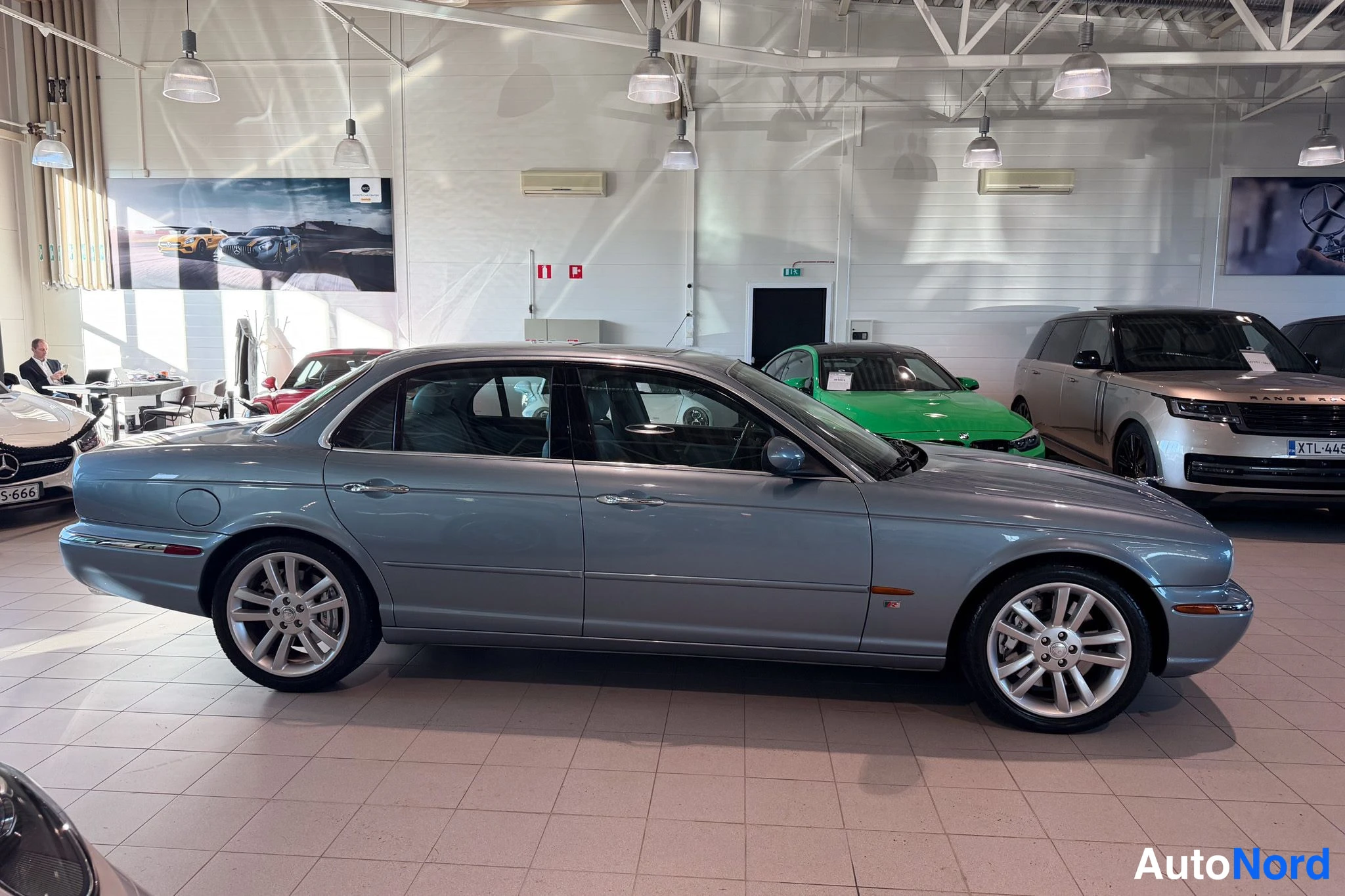 Harmaa Jaguar XJR 2004, sivulta, kuva 5