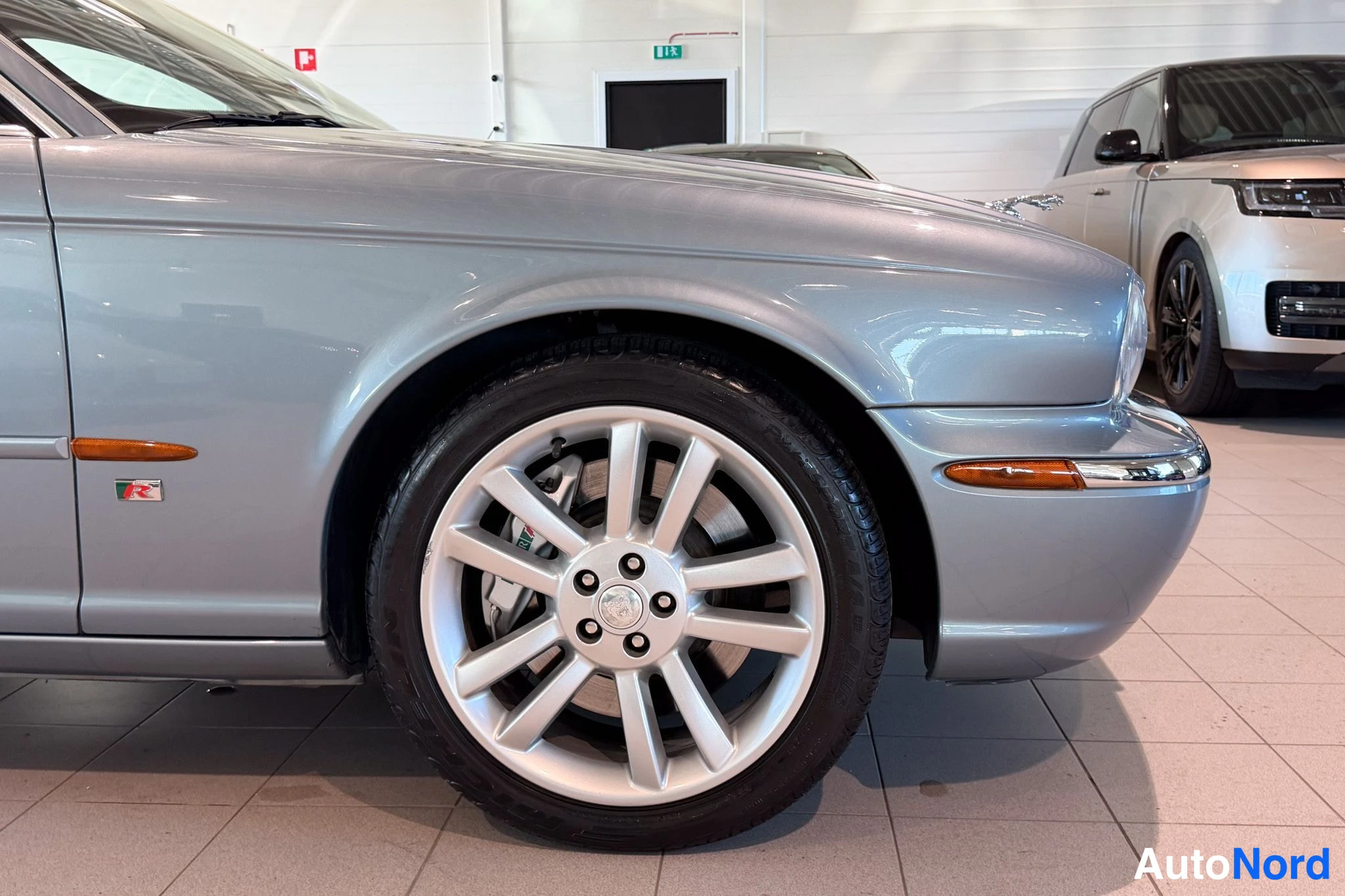 Harmaa Jaguar XJR 2004, yksityiskohta, kuva 19