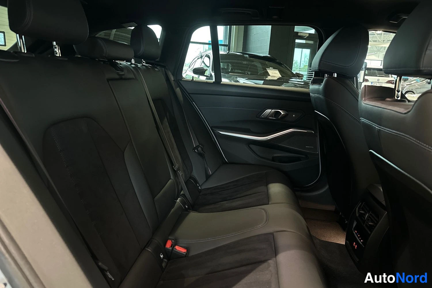 Hopea BMW M340i xDrive 2024, takaistuimet, kuva 11