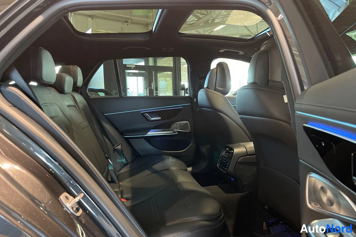 Harmaa Mercedes-Benz E 53 2024, takaistuimet, kuva 11