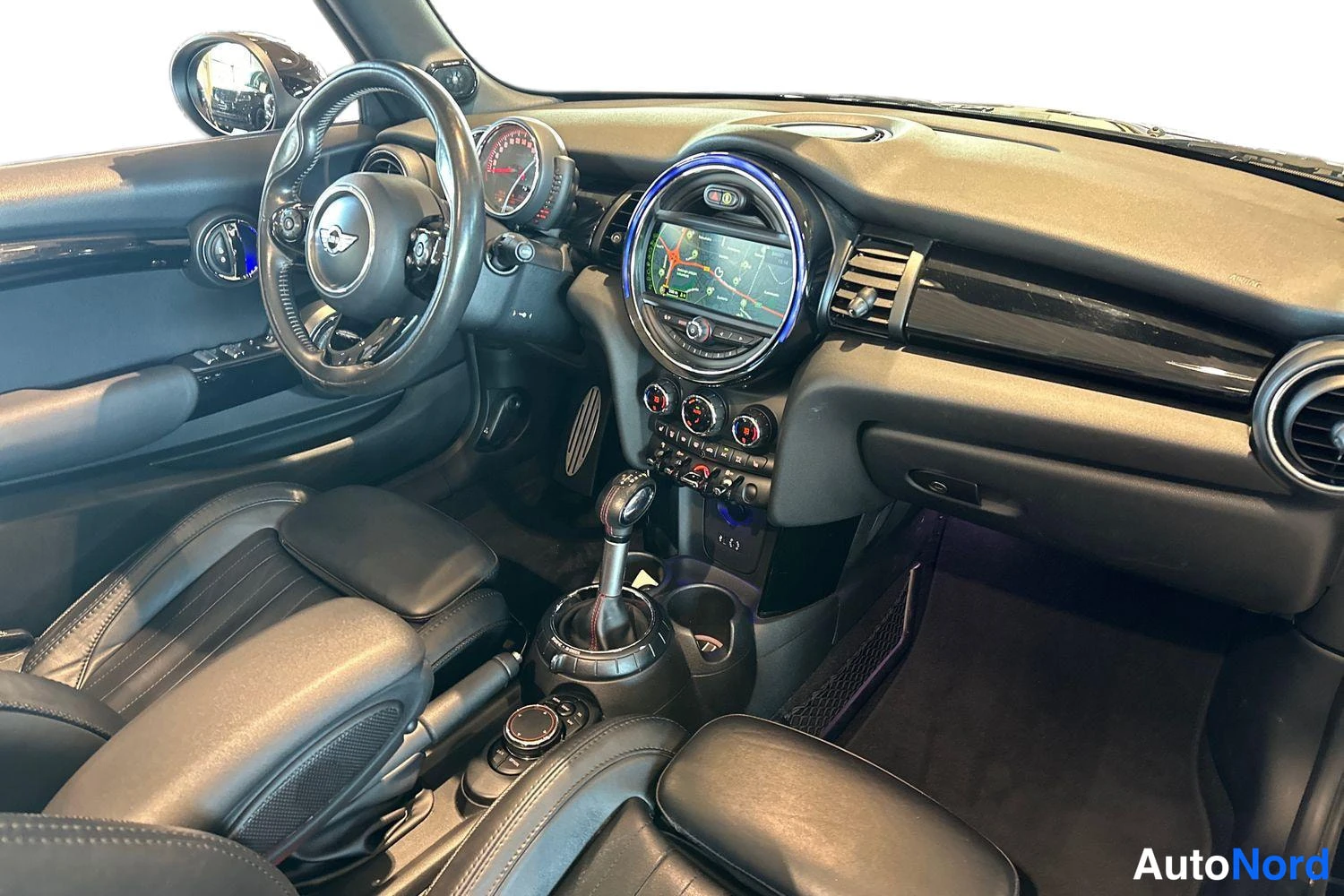 Musta Mini Cooper 2017, ohjaamo, kuva 12