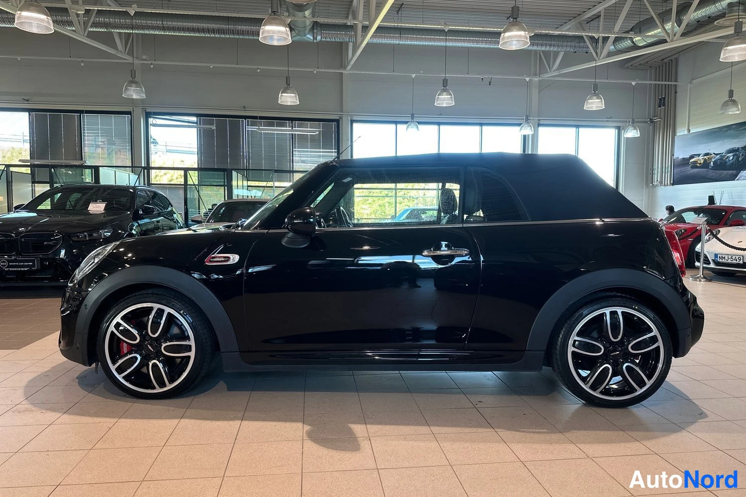Musta Mini Cooper 2017, sivulta, kuva 4
