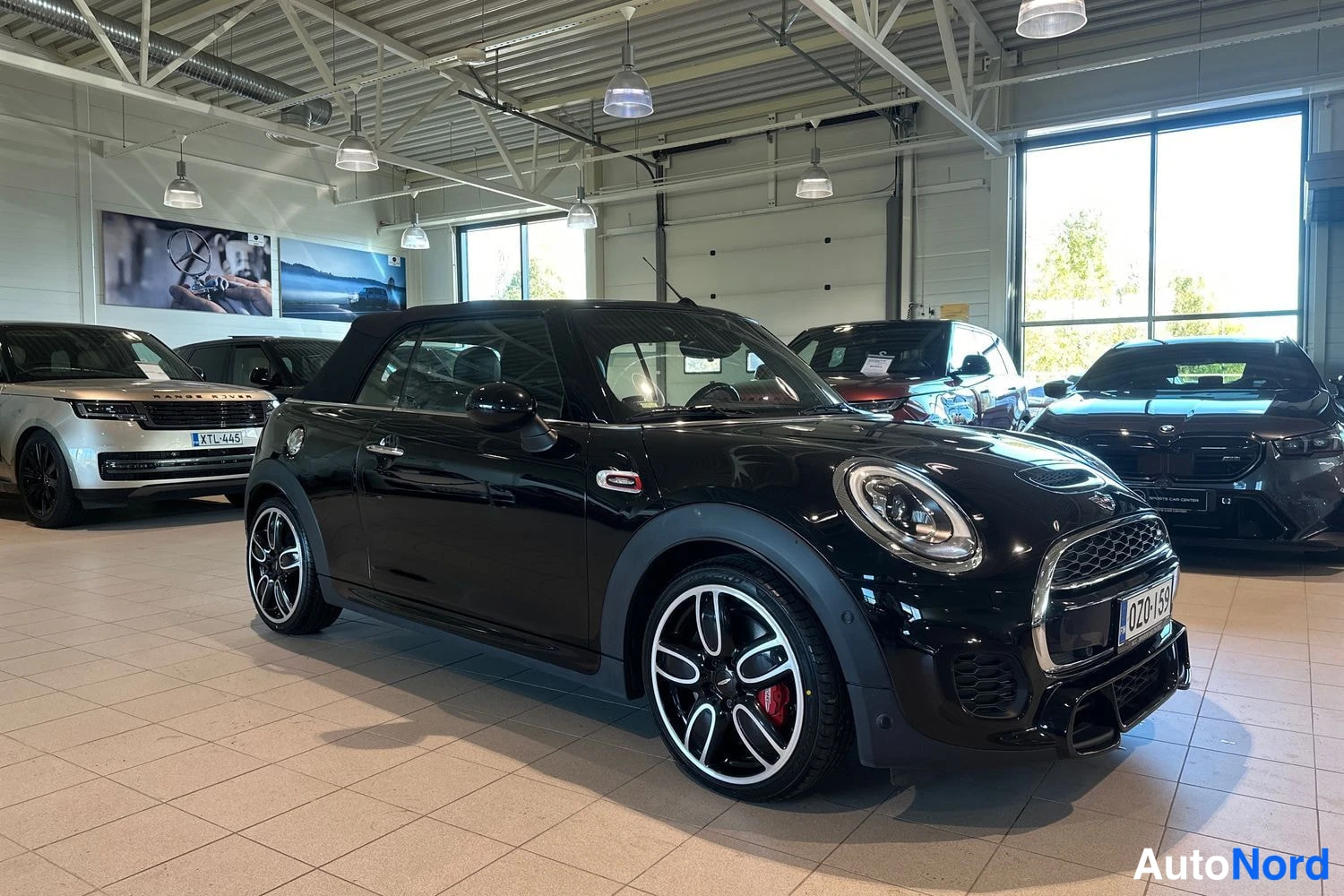 Musta Mini Cooper 2017, etuviisto, keula oikealle, kuva 2