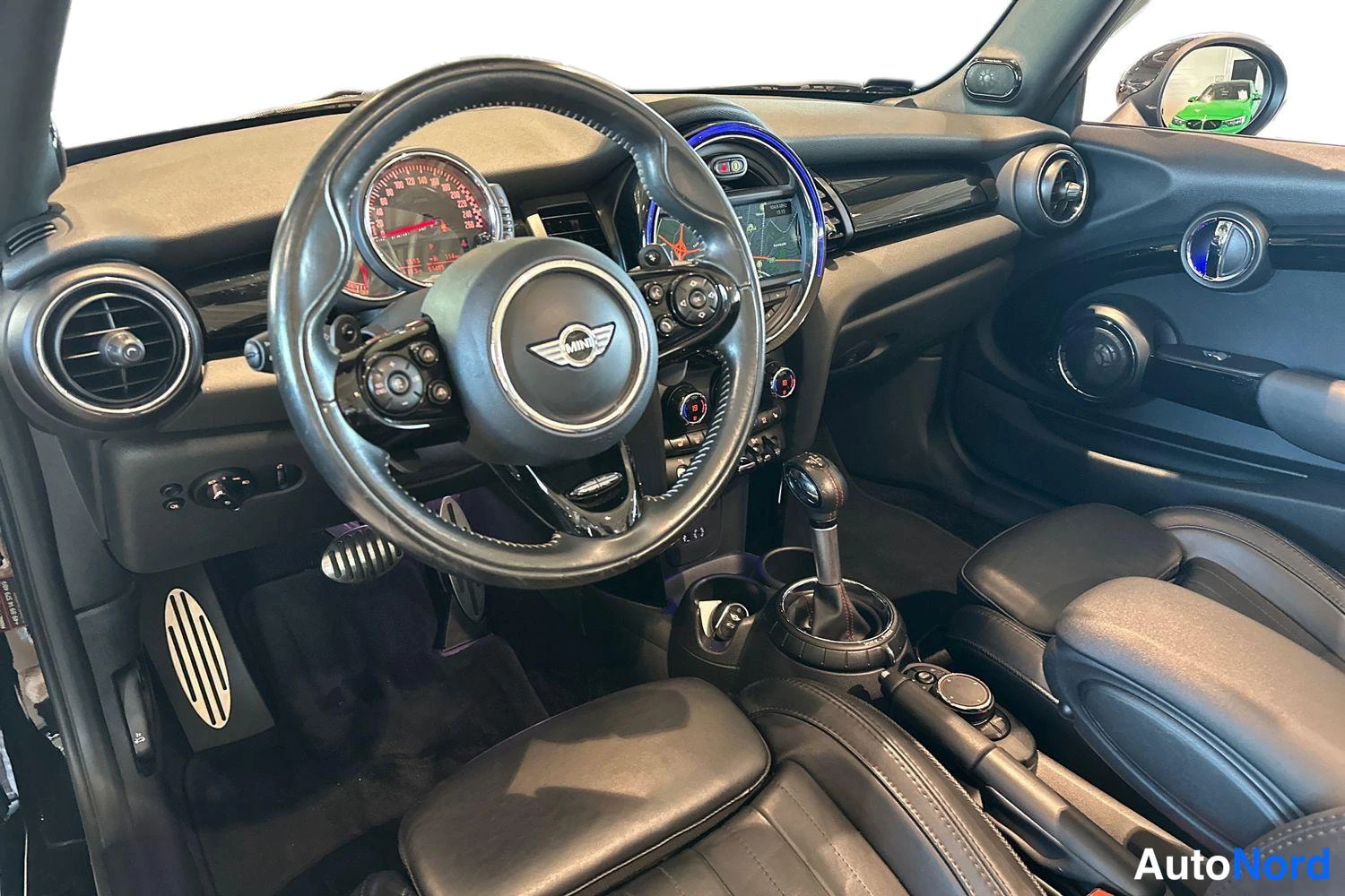 Musta Mini Cooper 2017, ohjaamo, kuva 9