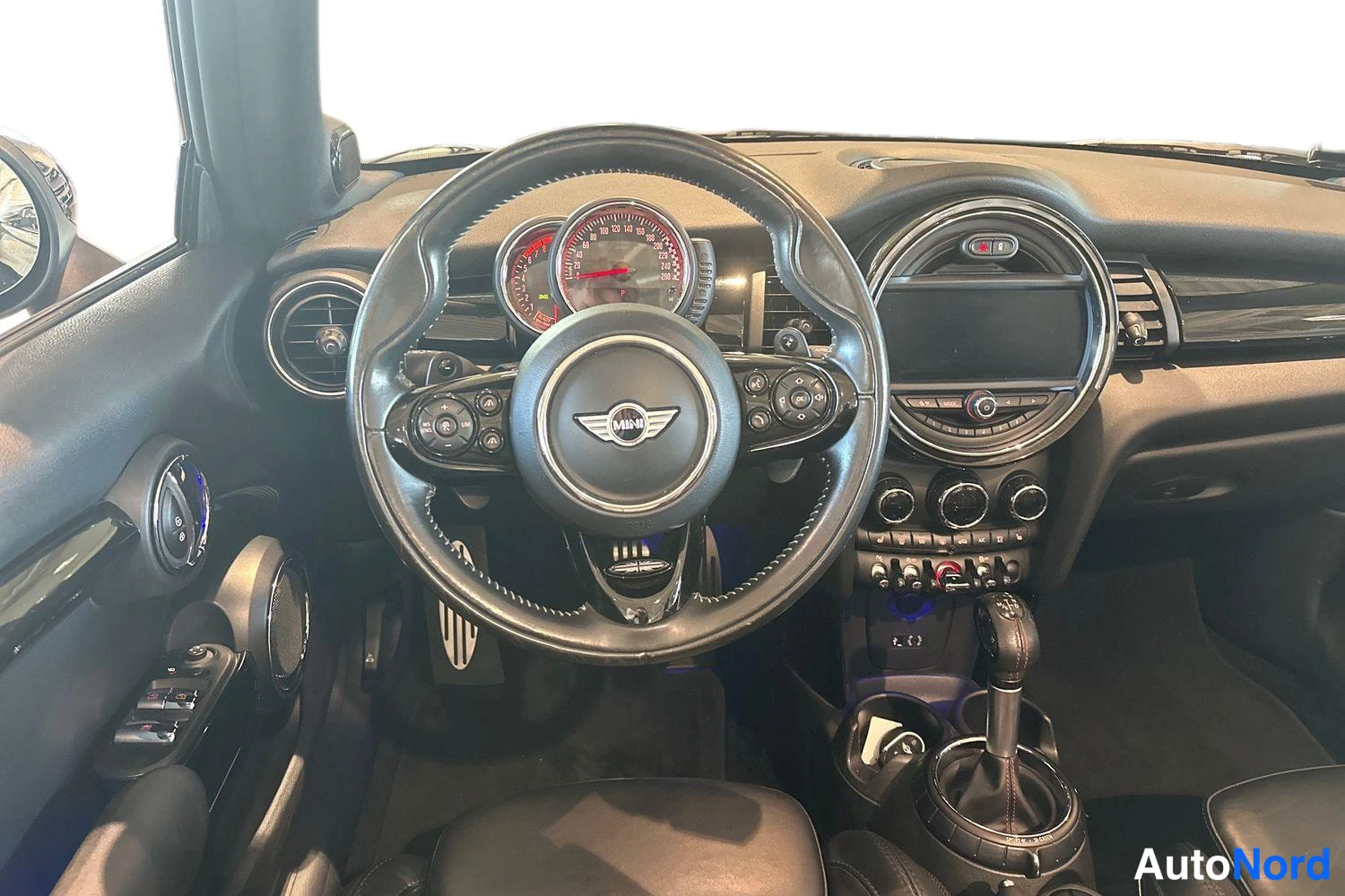 Musta Mini Cooper 2017, ohjaamo, kuva 10