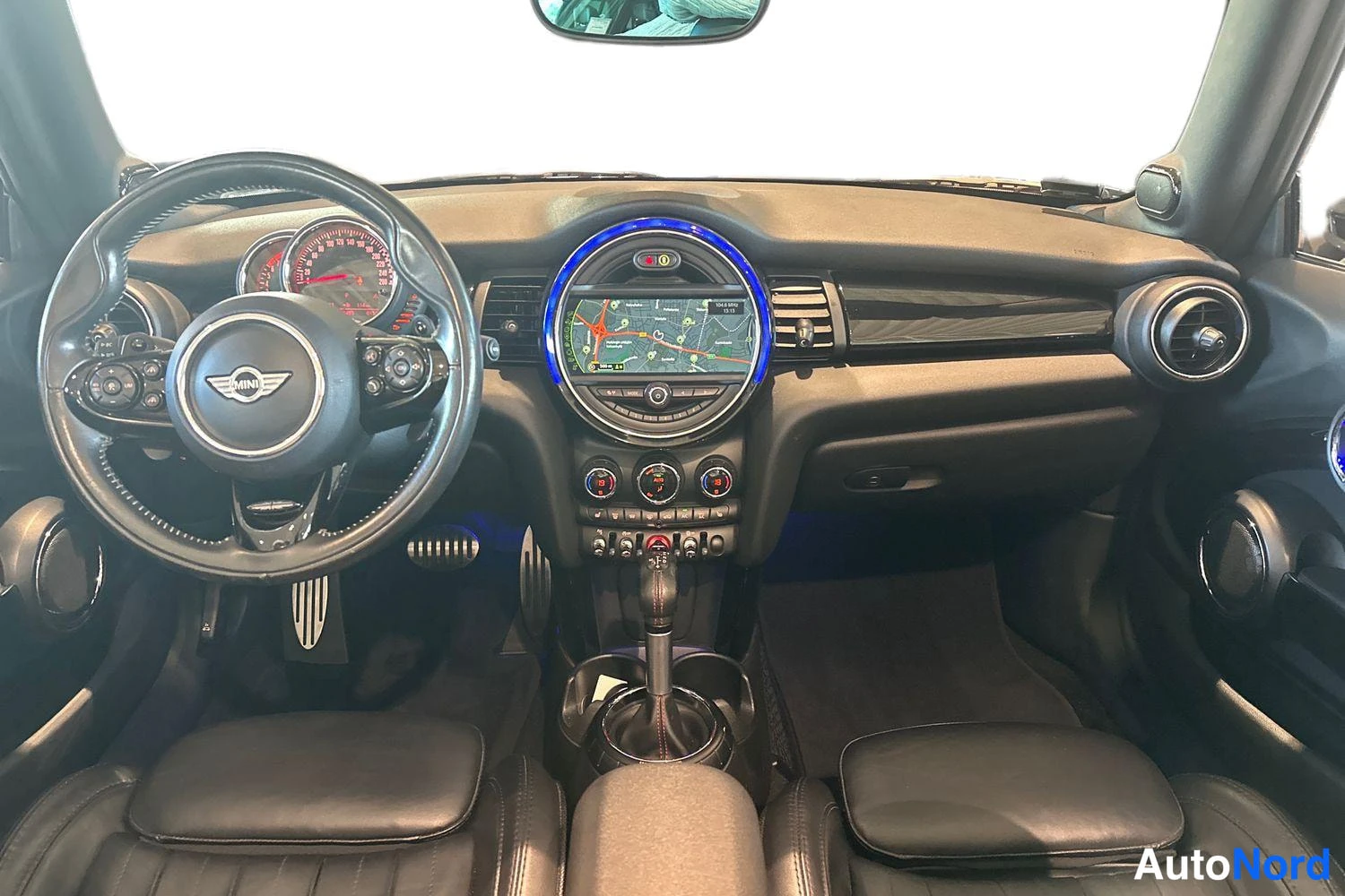 Musta Mini Cooper 2017, ohjaamo, kuva 11