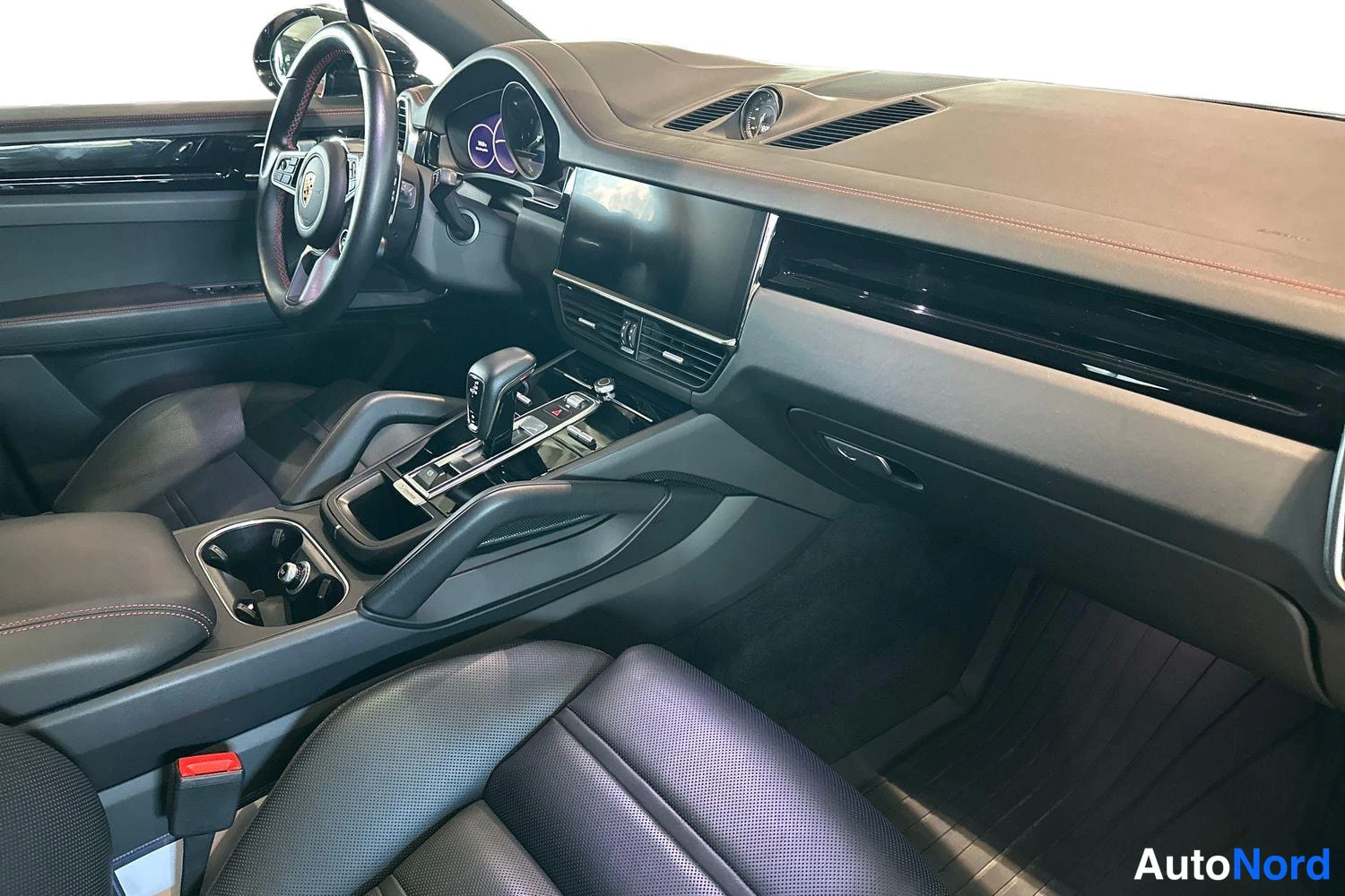 Musta Porsche Cayenne 2023, ohjaamo, kuva 9
