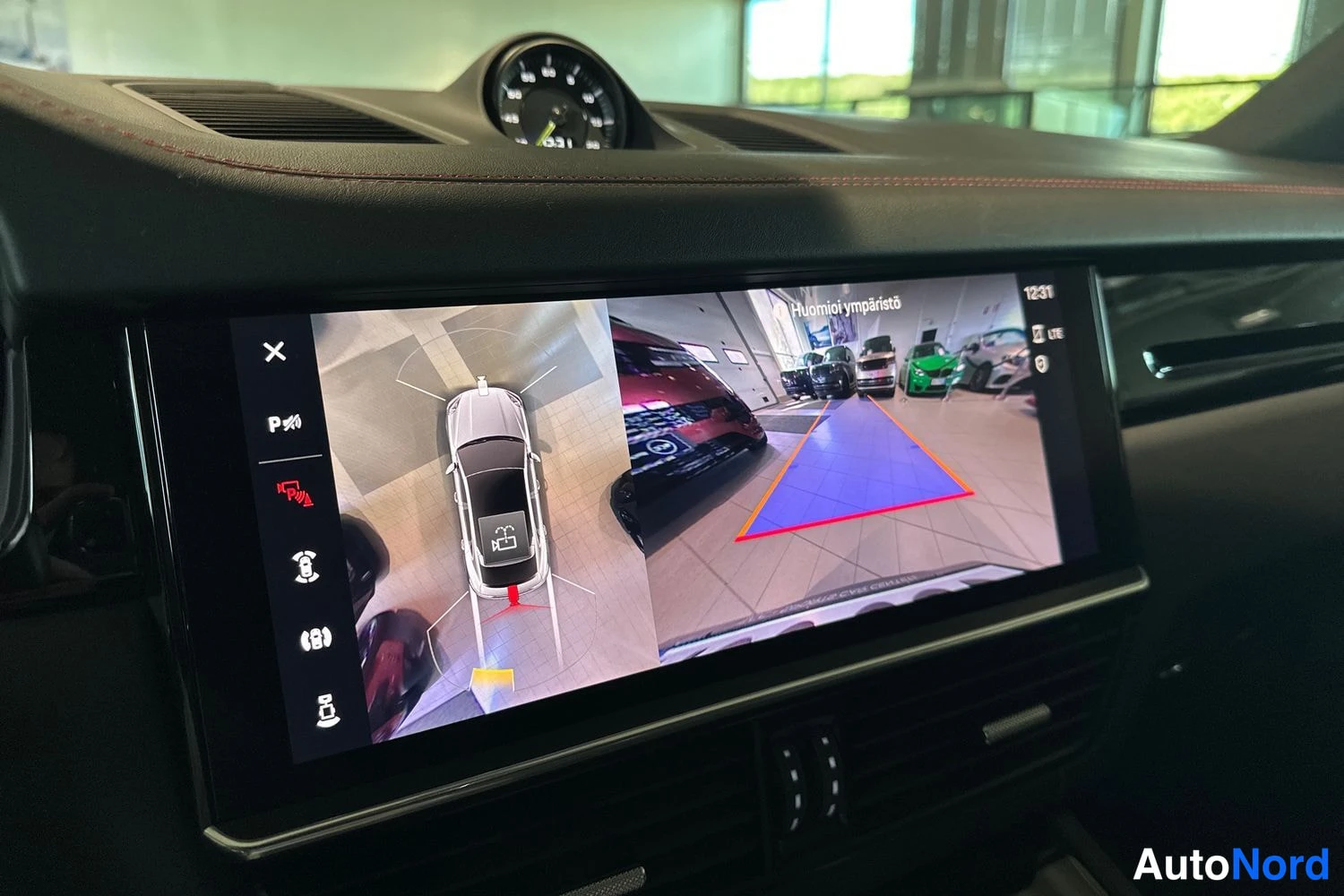 Musta Porsche Cayenne 2023, ohjaamo, kuva 10