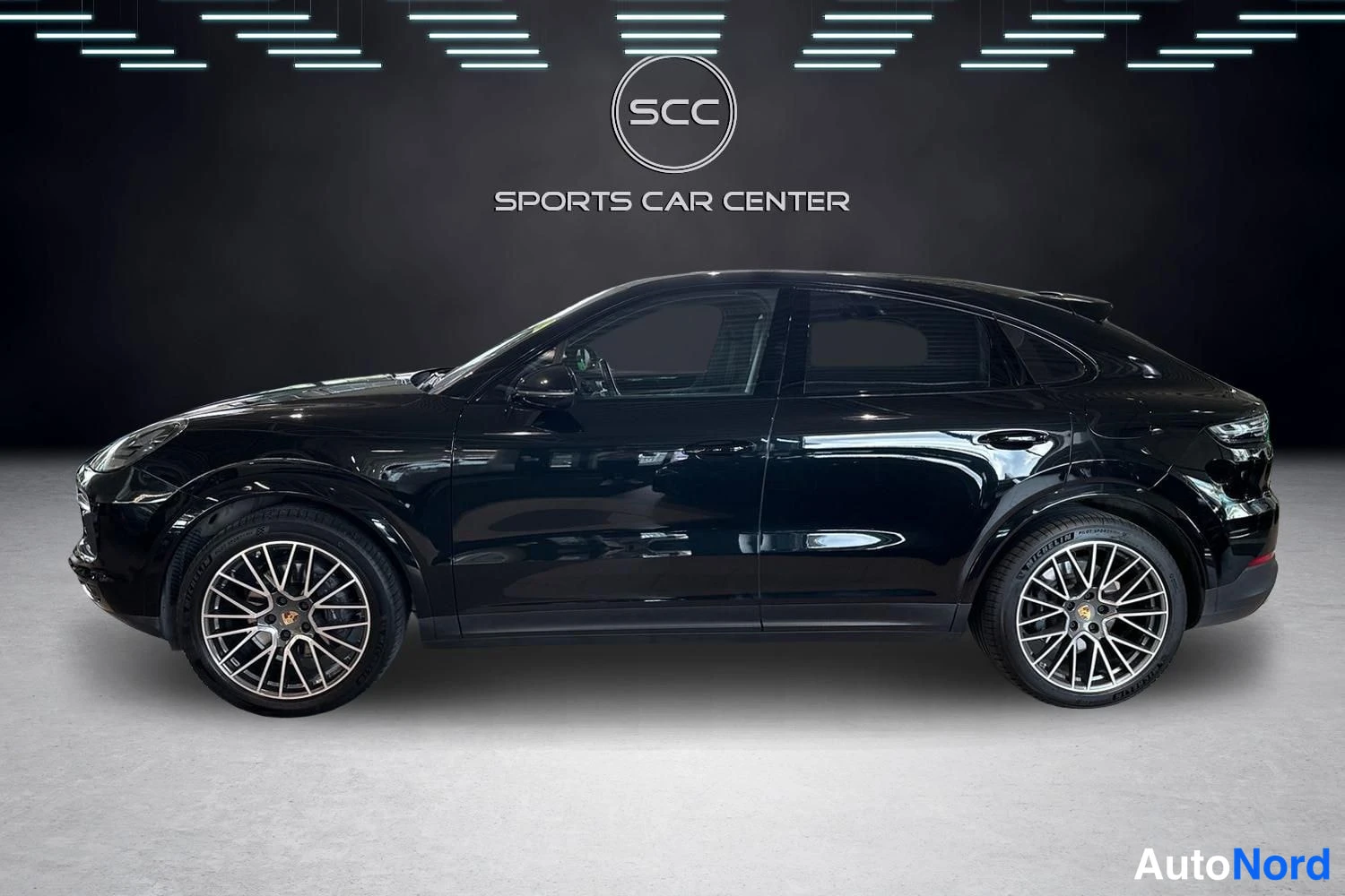 Musta Porsche Cayenne 2023, sivulta, kuva 3