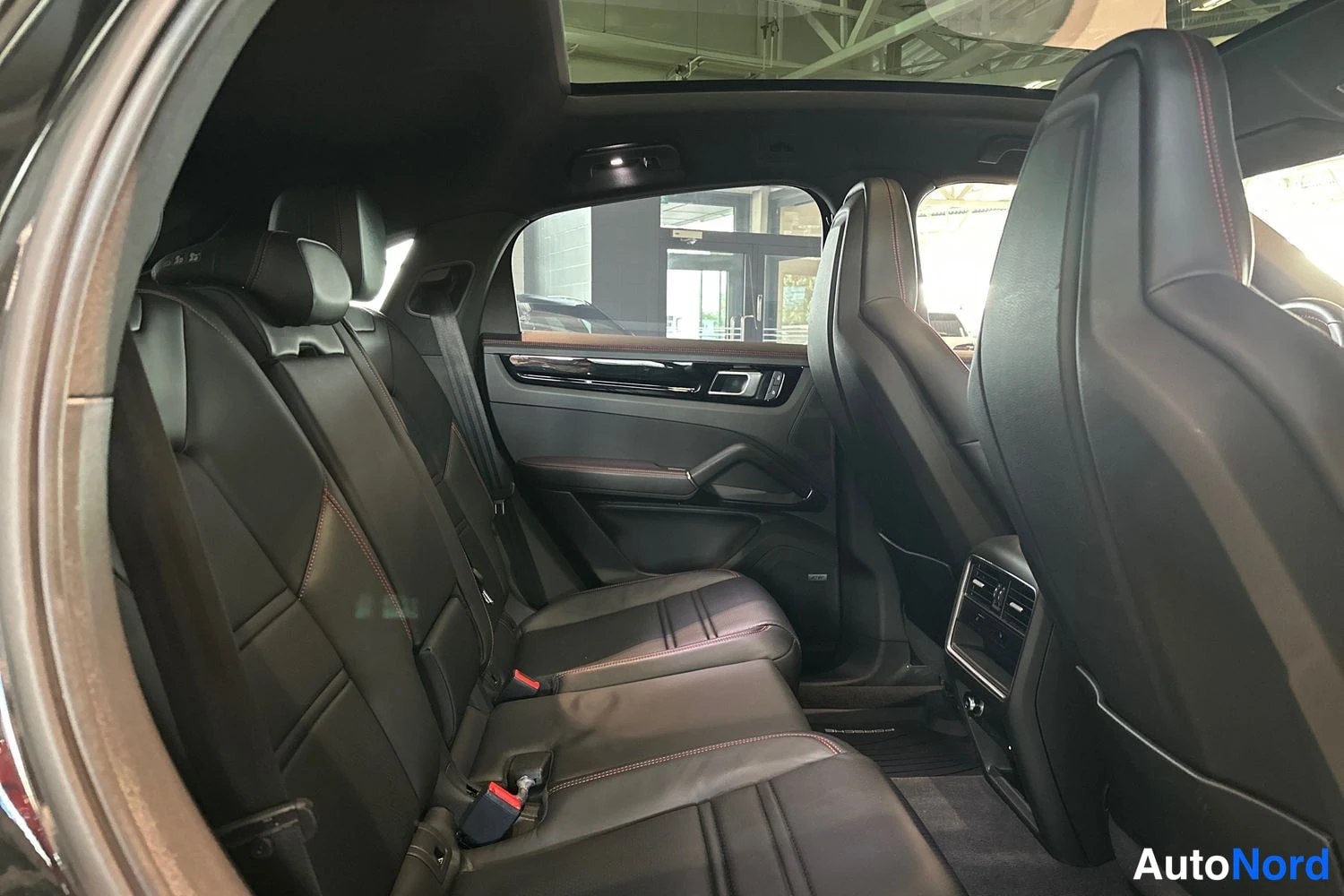 Musta Porsche Cayenne 2023, takaistuimet, kuva 12
