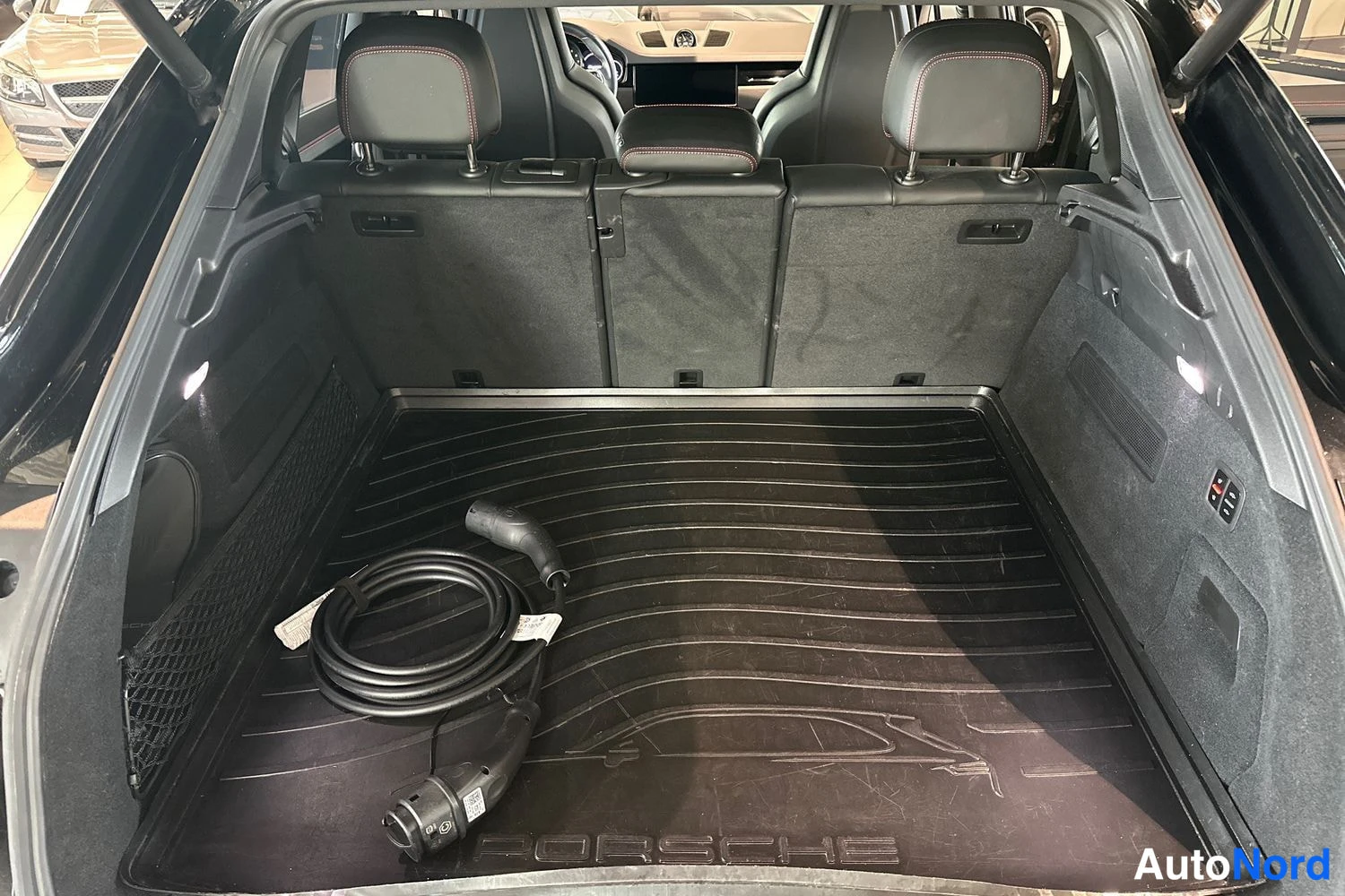 Musta Porsche Cayenne 2023, tavaratila, kuva 13