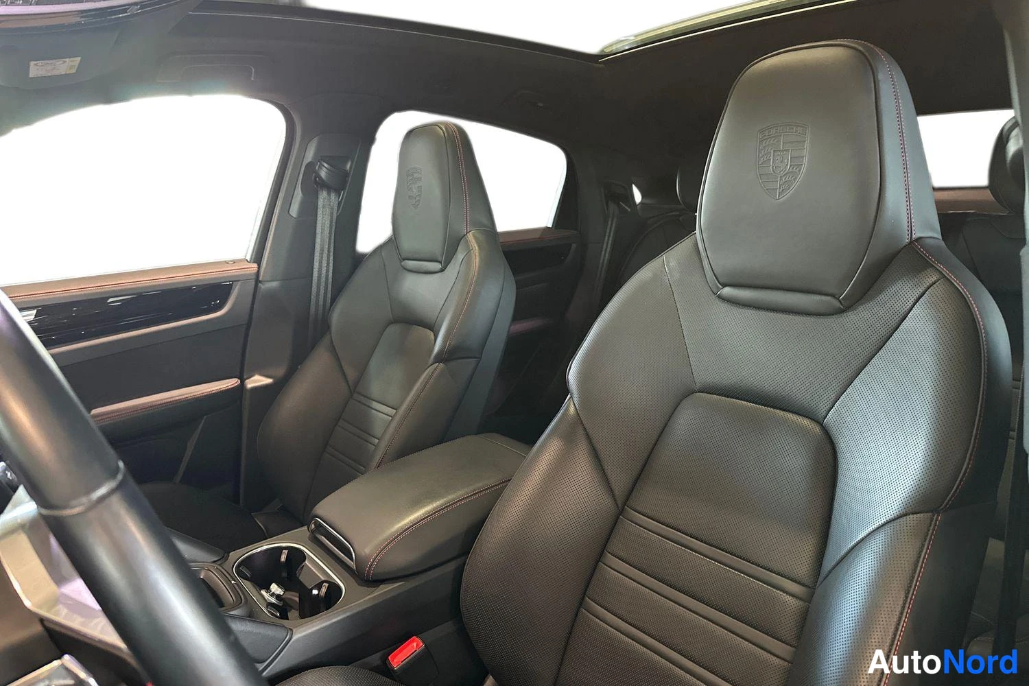 Musta Porsche Cayenne 2023, etuistuimet, kuva 11