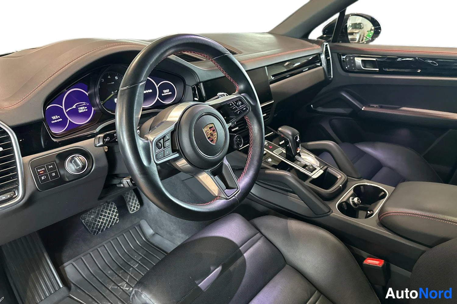Musta Porsche Cayenne 2023, ohjaamo, kuva 6