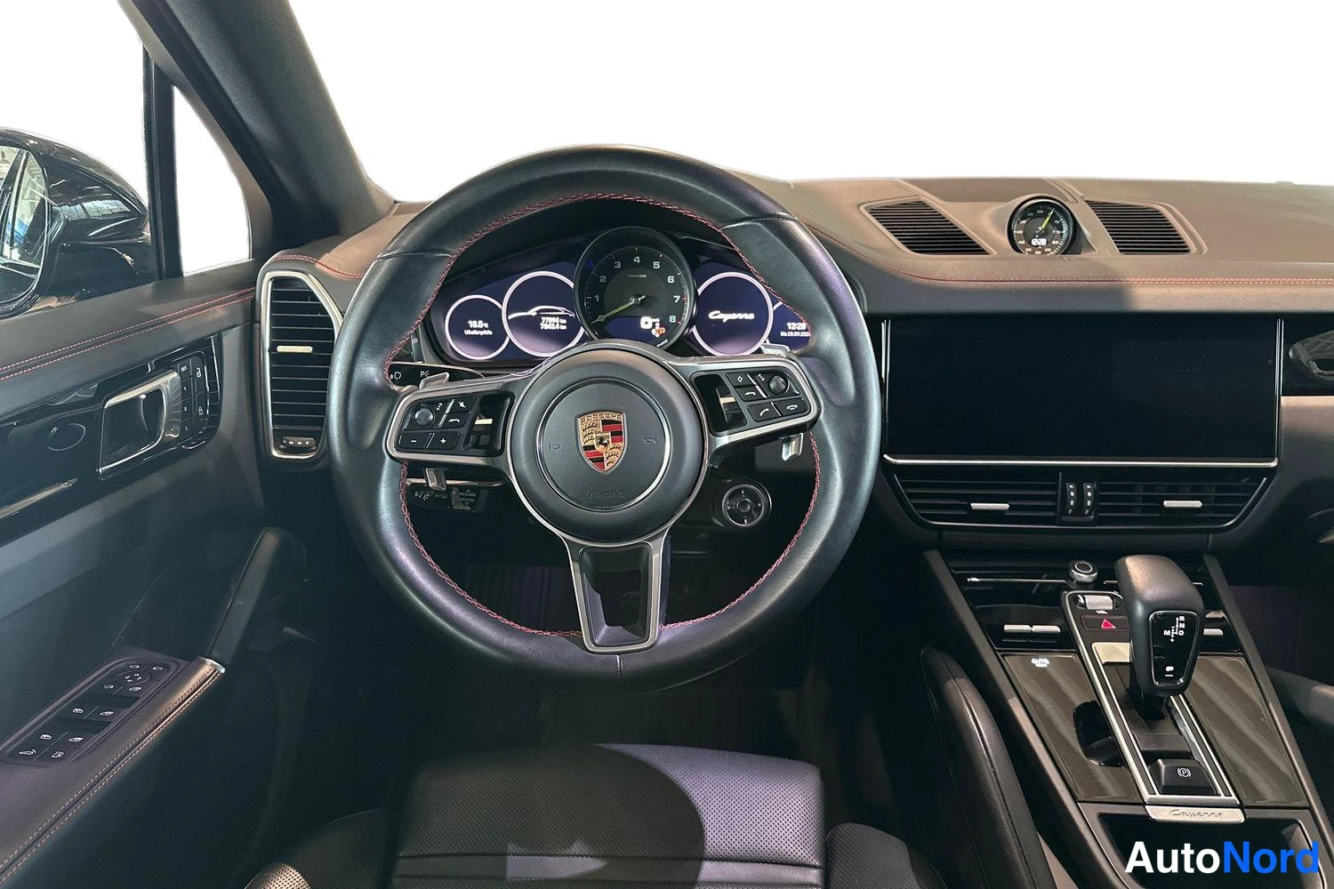 Musta Porsche Cayenne 2023, ohjaamo, kuva 7