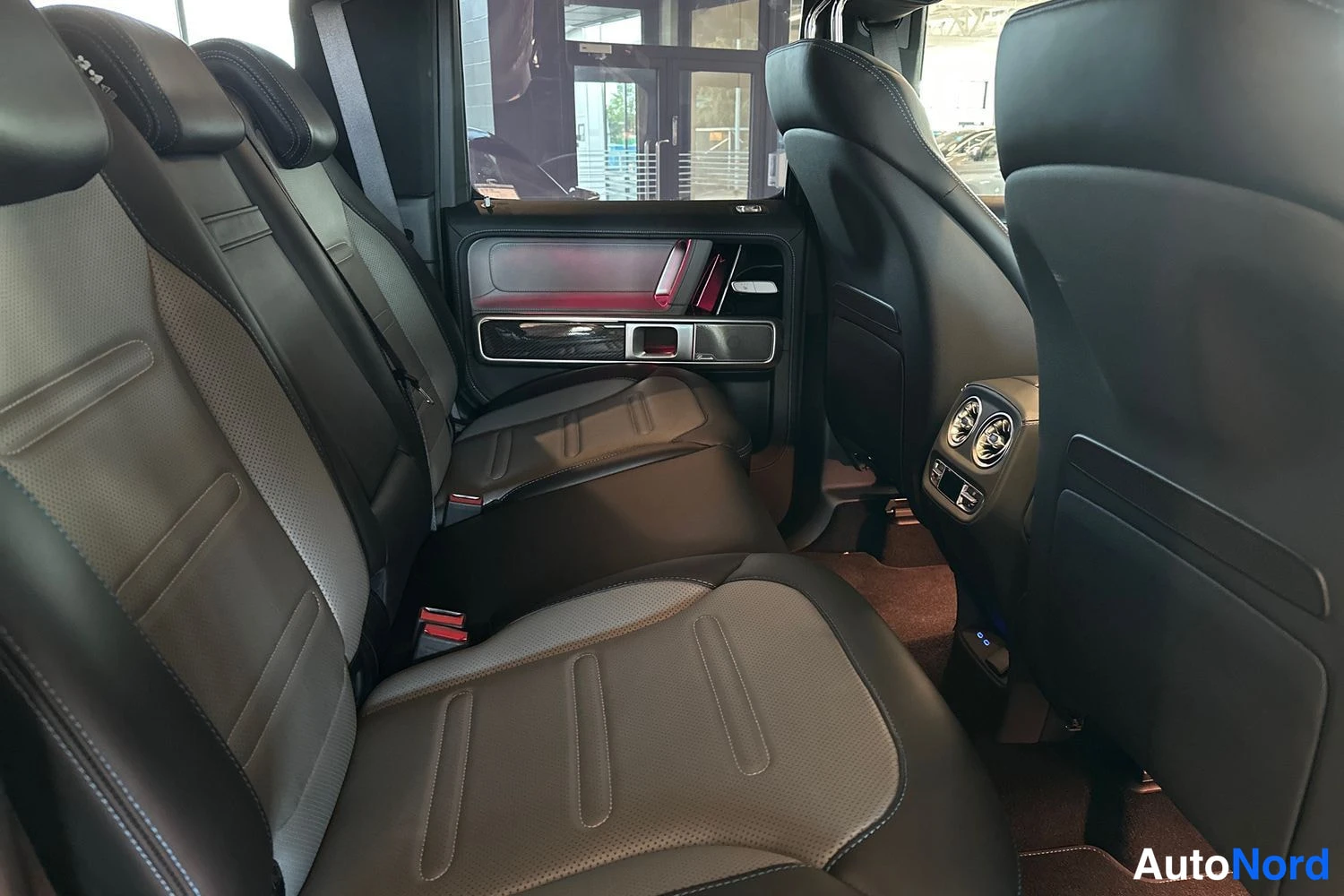 Sininen Mercedes-Benz G 580 4MATIC 2025, takaistuimet, kuva 10