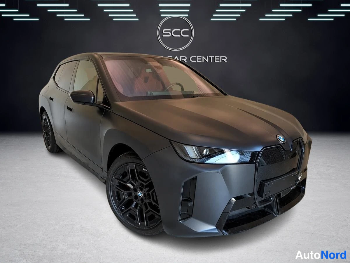 Harmaa BMW iX 2025, etuviisto, keula oikealle, kuva 2