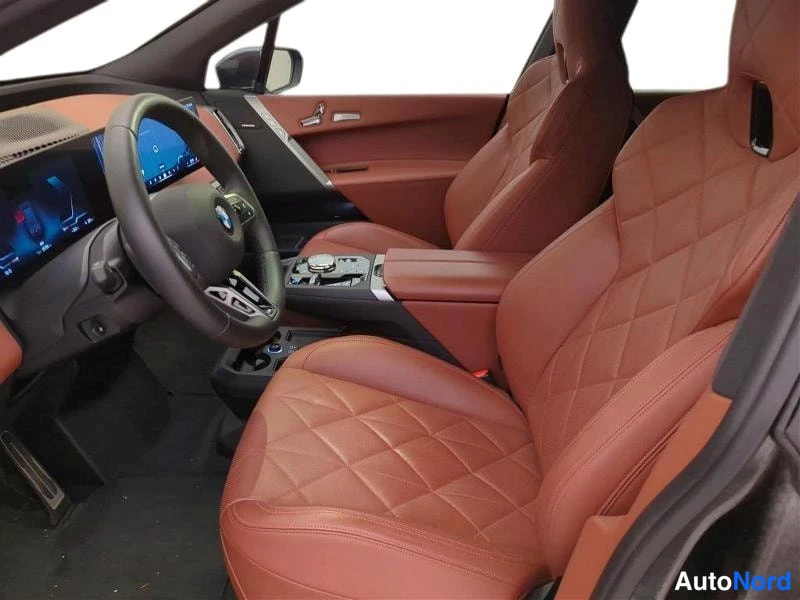 Harmaa BMW iX 2025, etuistuimet, kuva 6