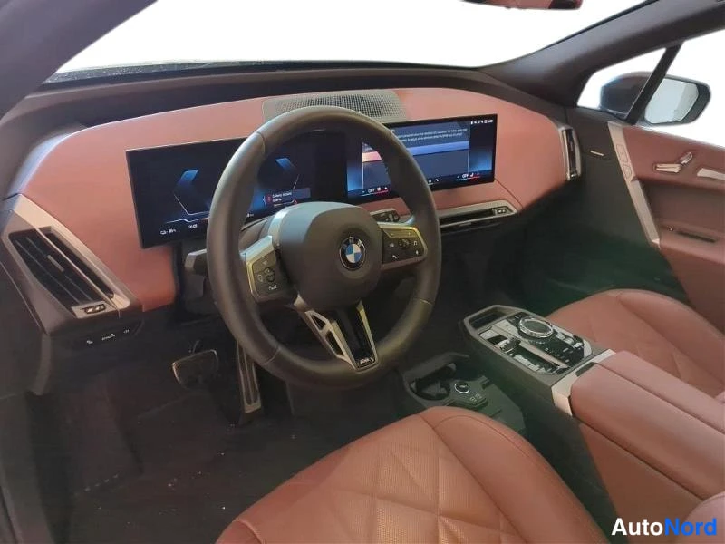 Harmaa BMW iX 2025, ohjaamo, kuva 5