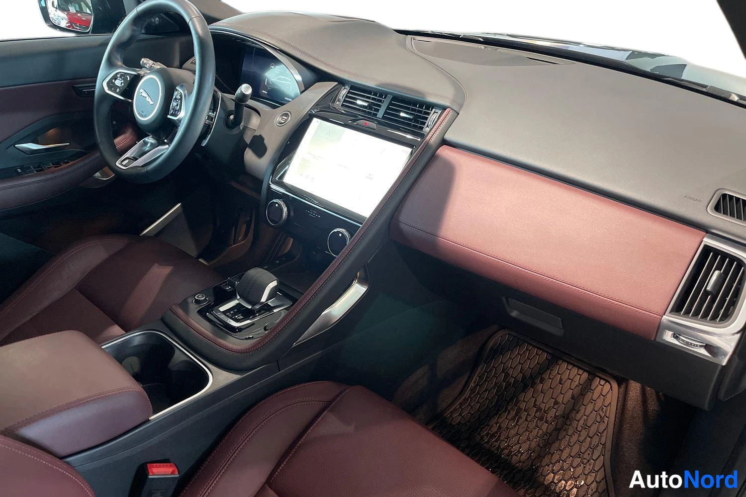 Sininen Jaguar E-Pace 2024, ohjaamo, kuva 9