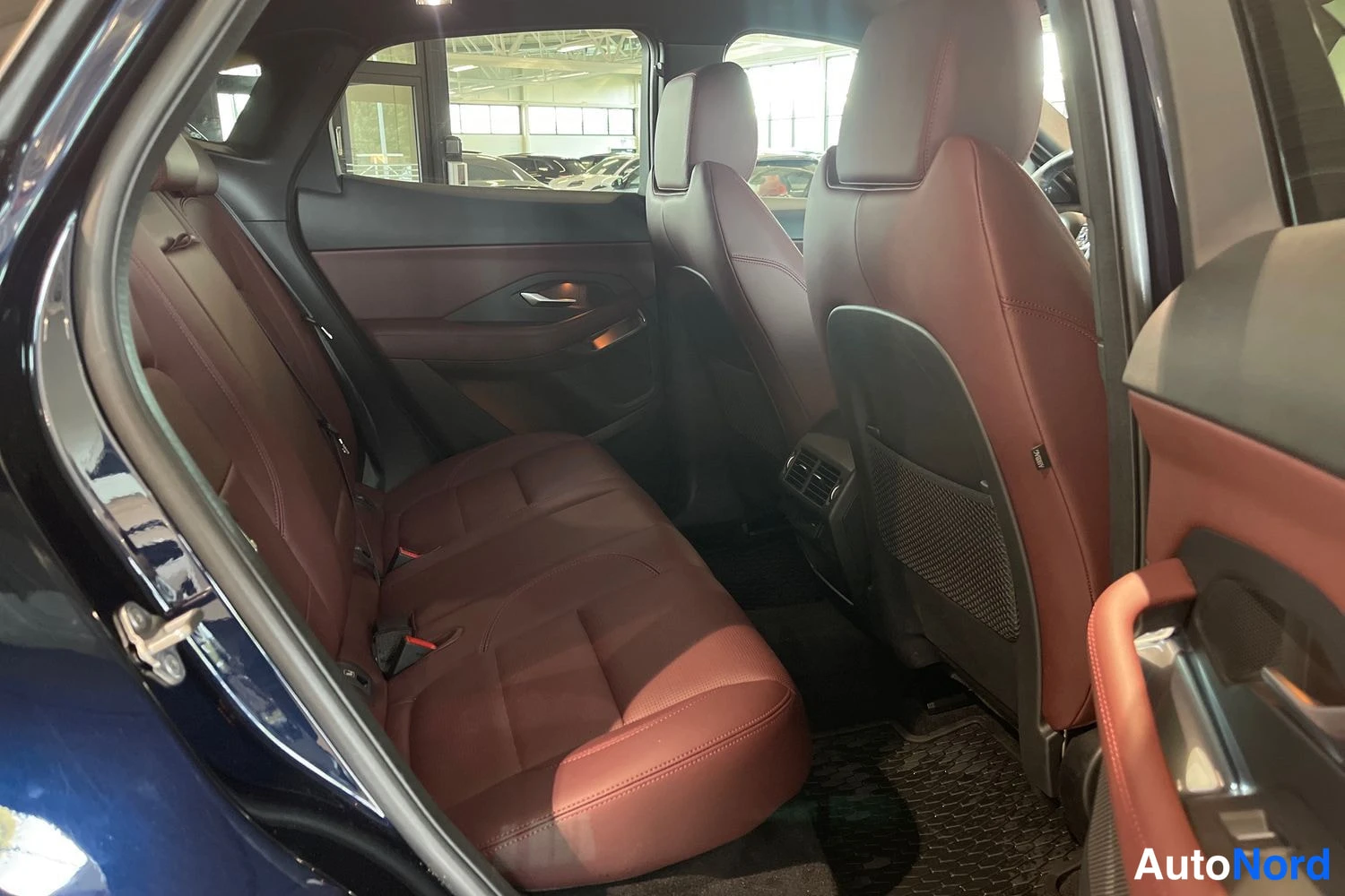 Sininen Jaguar E-Pace 2024, takaistuimet, kuva 11