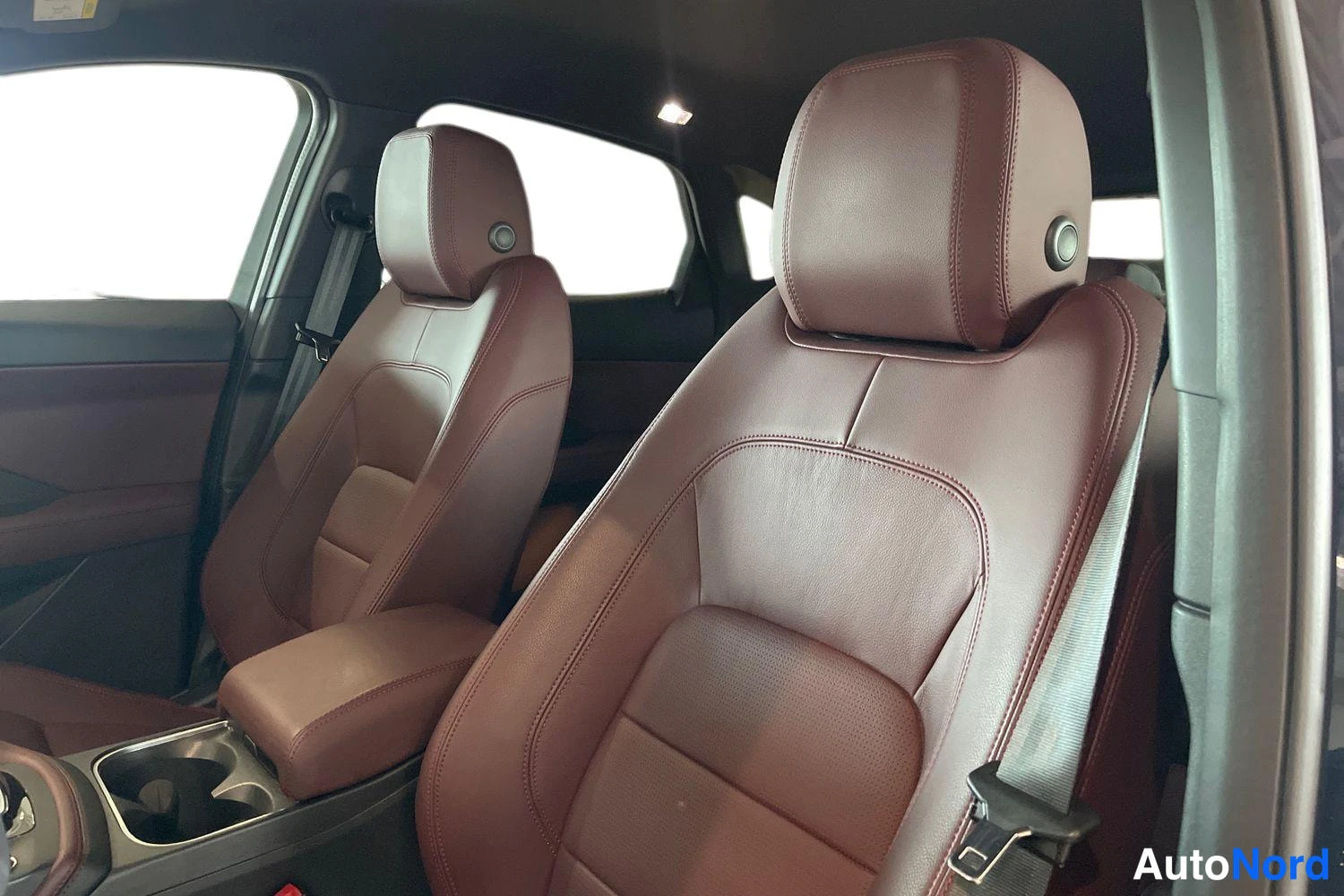 Sininen Jaguar E-Pace 2024, etuistuimet, kuva 10