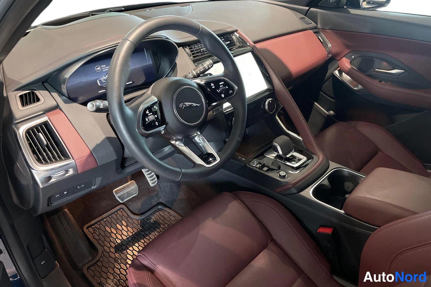 Sininen Jaguar E-Pace 2024, ohjaamo, kuva 6
